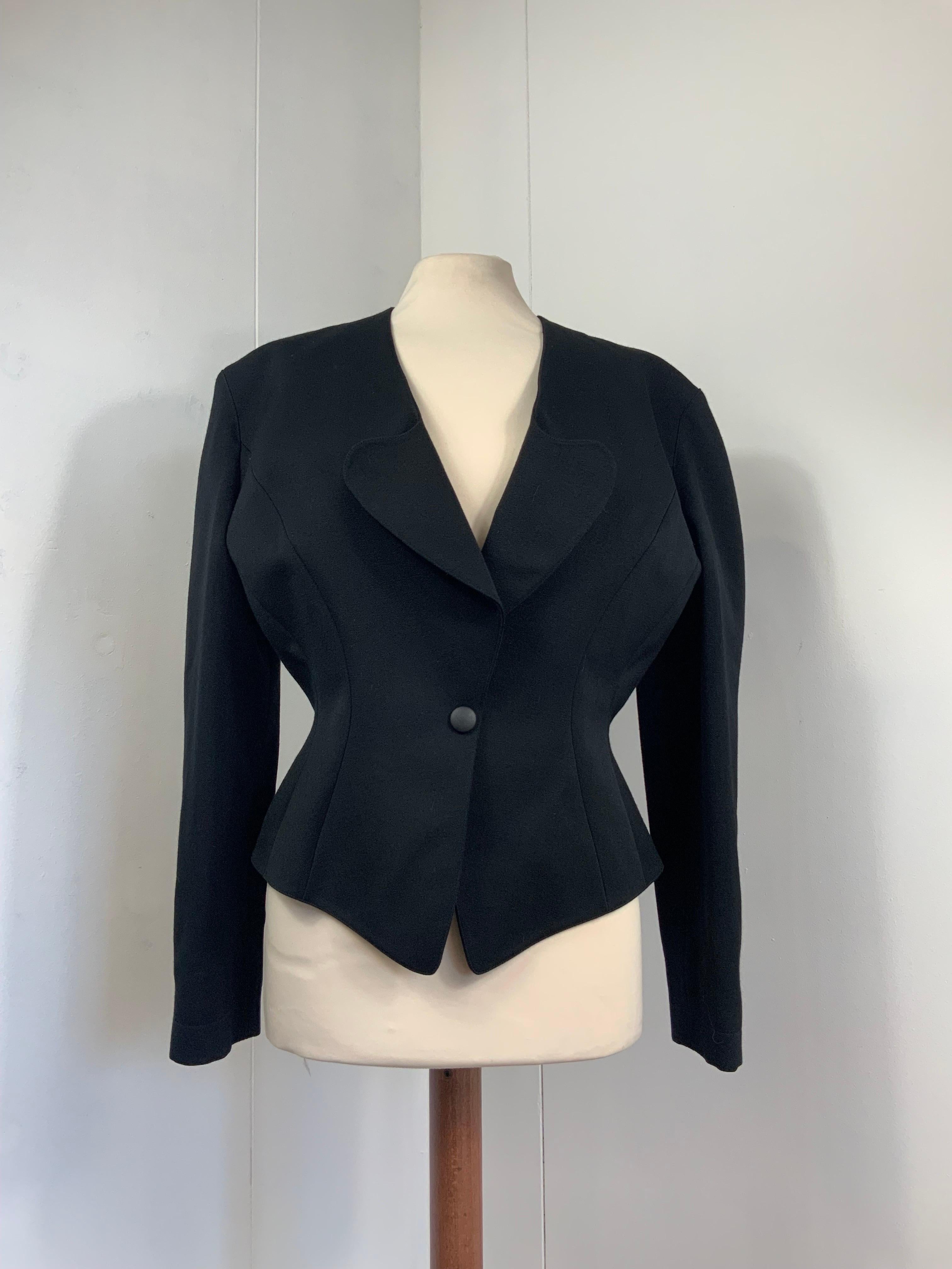 Thierry Mugler Vintage Suit.
100% wool. Fully lined.
Size 40 FR
Jacket does not have padded shoulders.
Shoulders 48 cm
Bust 48 cm
Waist 36 cm
Length 56 cm
Skirt has a posterior zip closure.
Waist 36 cm
Length 59 cm
Conditions: very good- it shows