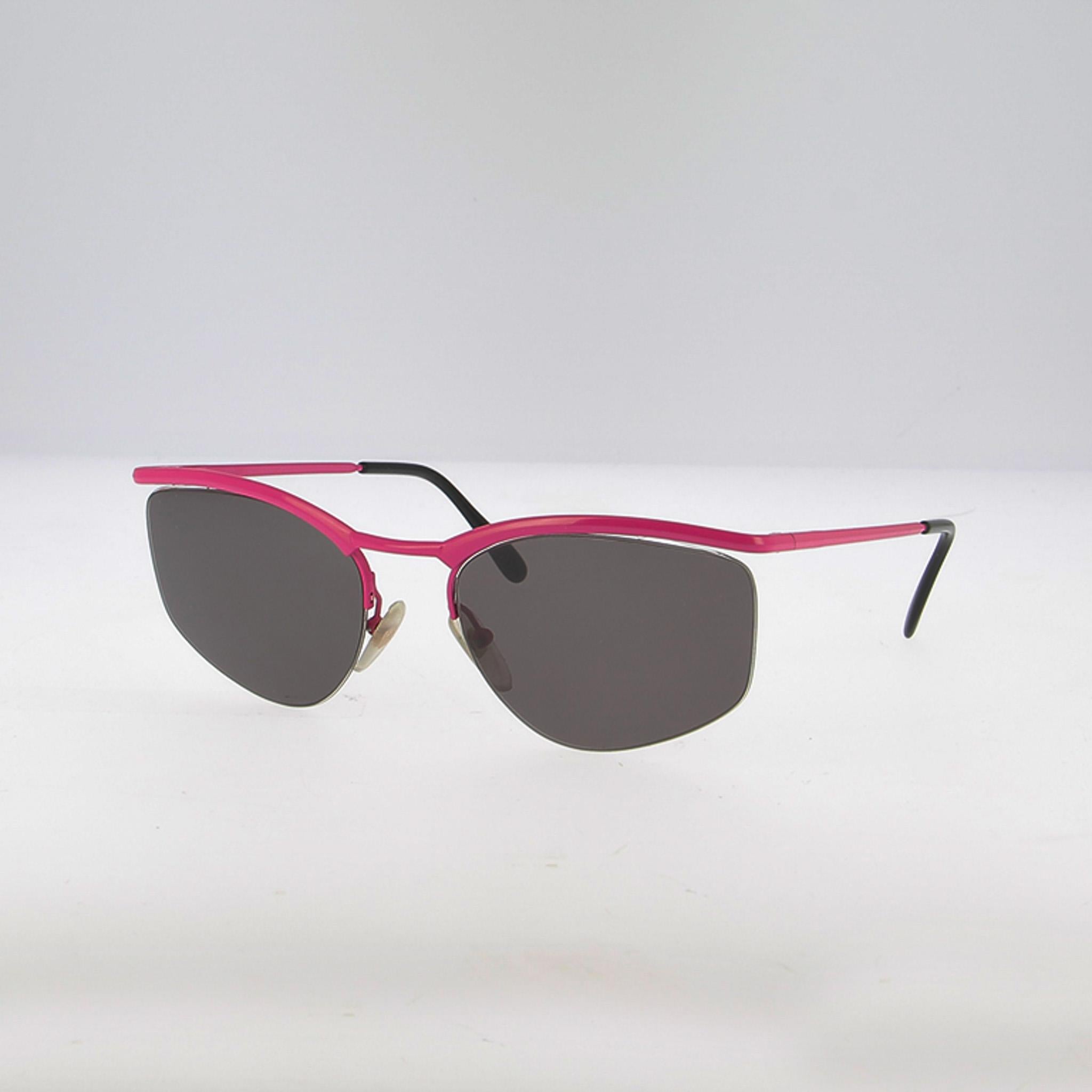 Esta montura de gafas de sol Thierry Mugler de los 90 destila el glamour futurista de la década en una pieza que parece a la vez coleccionable y sorprendentemente contemporánea. La silueta browline se afila con una barra de cejas fucsia eléctrico
