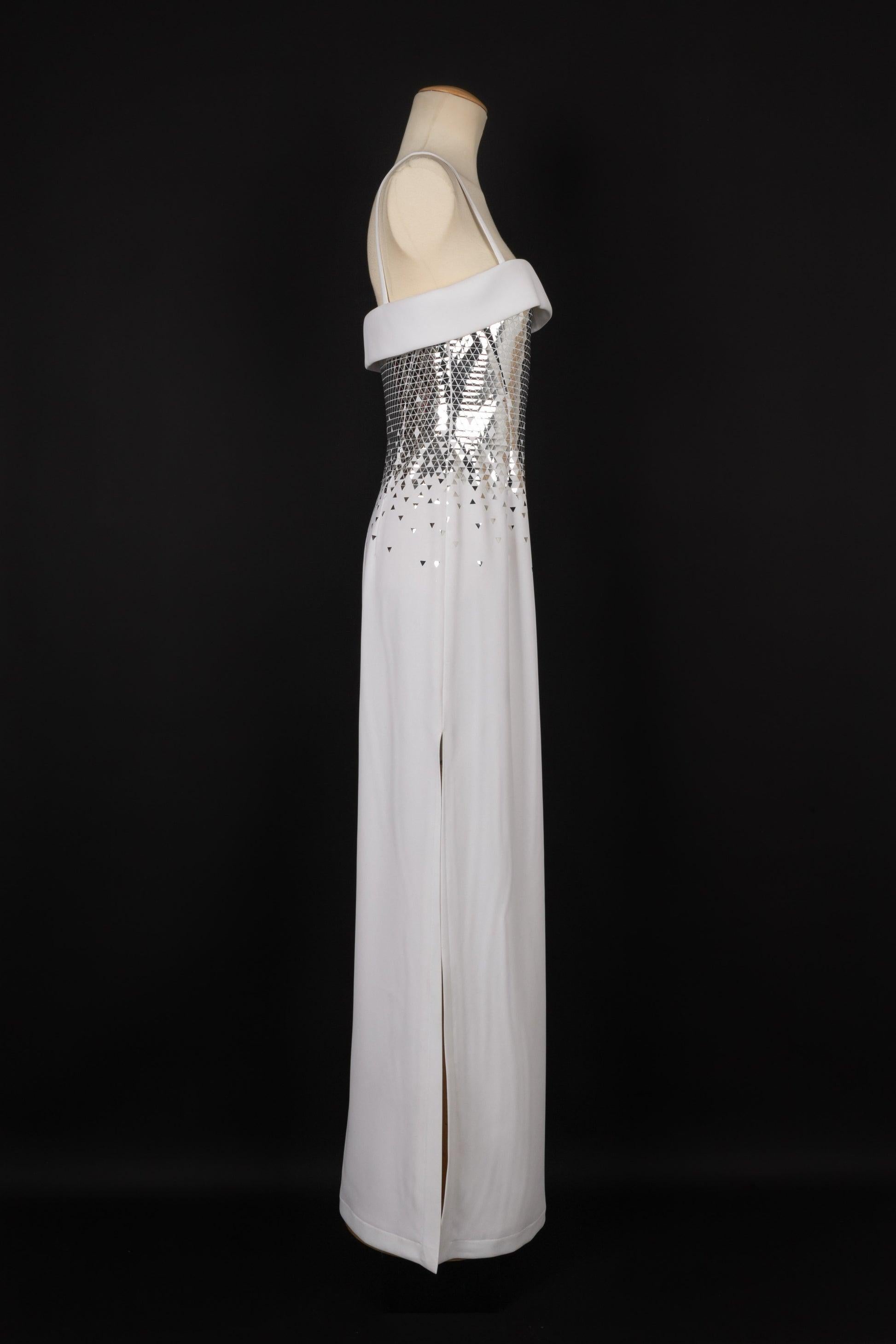 Mugler -(Made in France) White crepe Couture dress with pearlized cascading ornaments. Indicated size 40FR.

Additional information:
Condition: Very good condition
Dimensions: Chest: 44 cm - Waist: 34 cm - Hips: 48 cm - Length: 136 cm

Seller