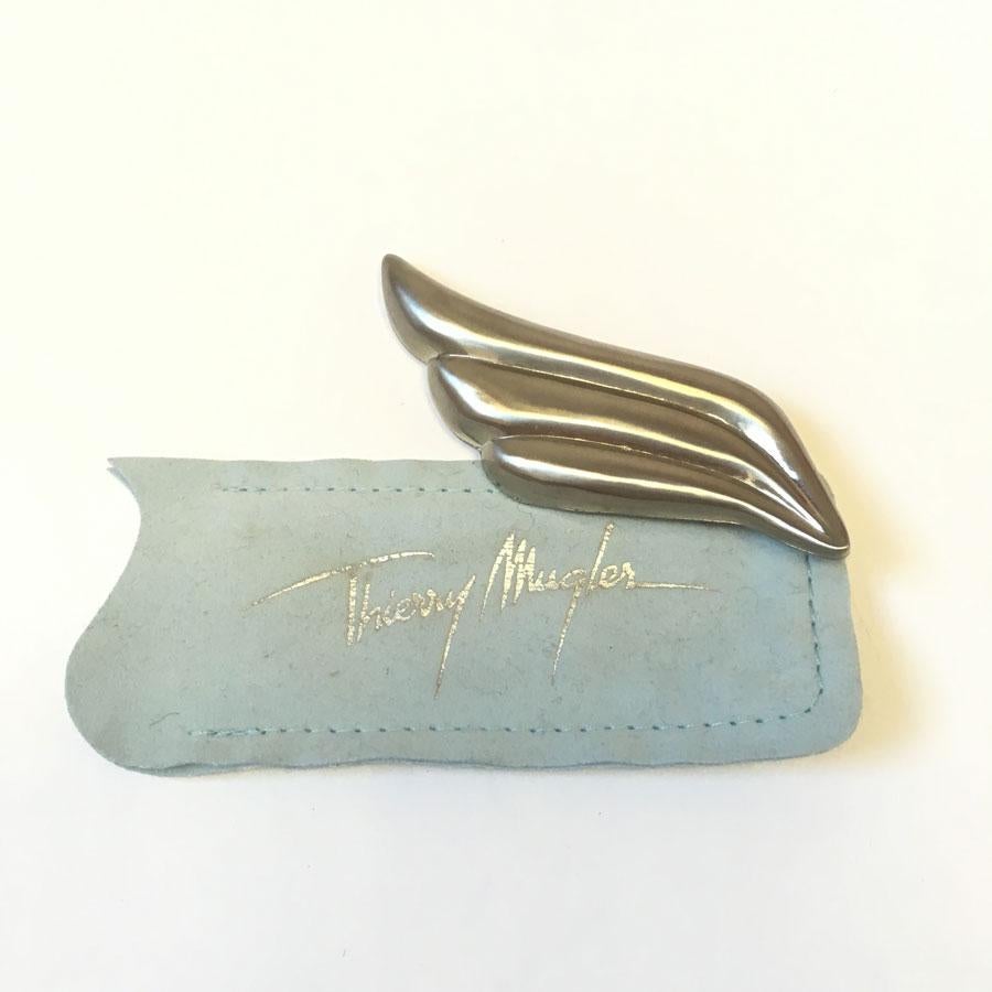 THIERRY MUGLER wing brooch in silver metal. Never worn.
The dimensions are: 8 x2.5 cm
Delivered in his Thierry MUGLER pouch
