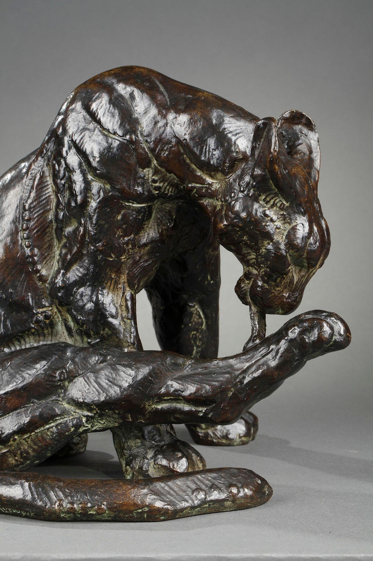 Pantera lamiéndose la pata - Sculpture de Thierry Van Ryswyck