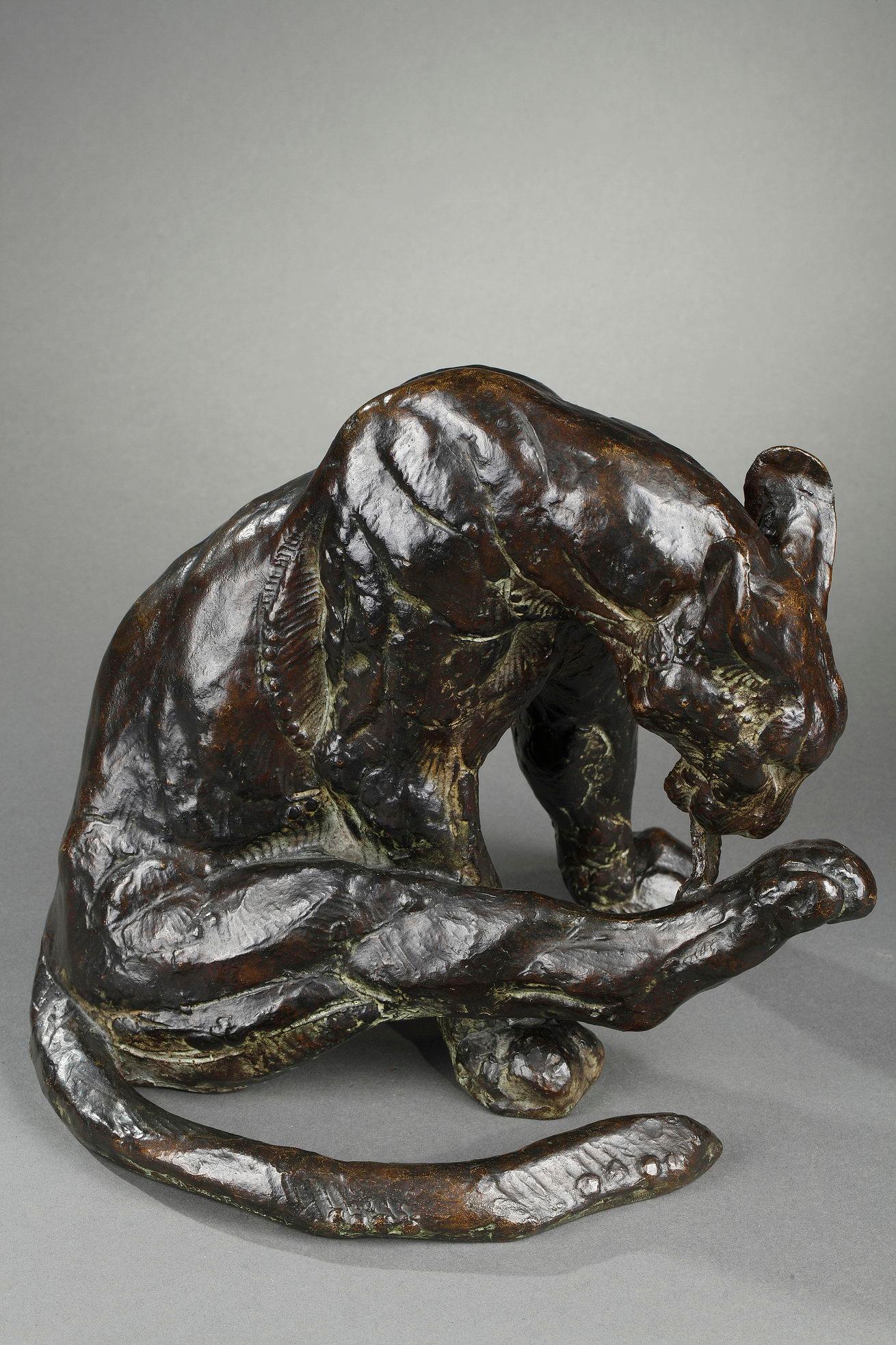 Pantera lamiéndose la pata - Figurative Sculpture Oro de Thierry Van Ryswyck