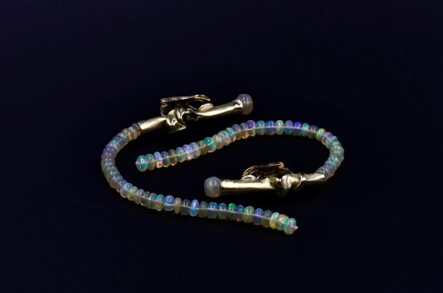 Perles d'opale éthiopiennes et pendentifs en or à la galerie Second Petale. 
Conception et réalisation par Thierry Vendome.
Modèle 