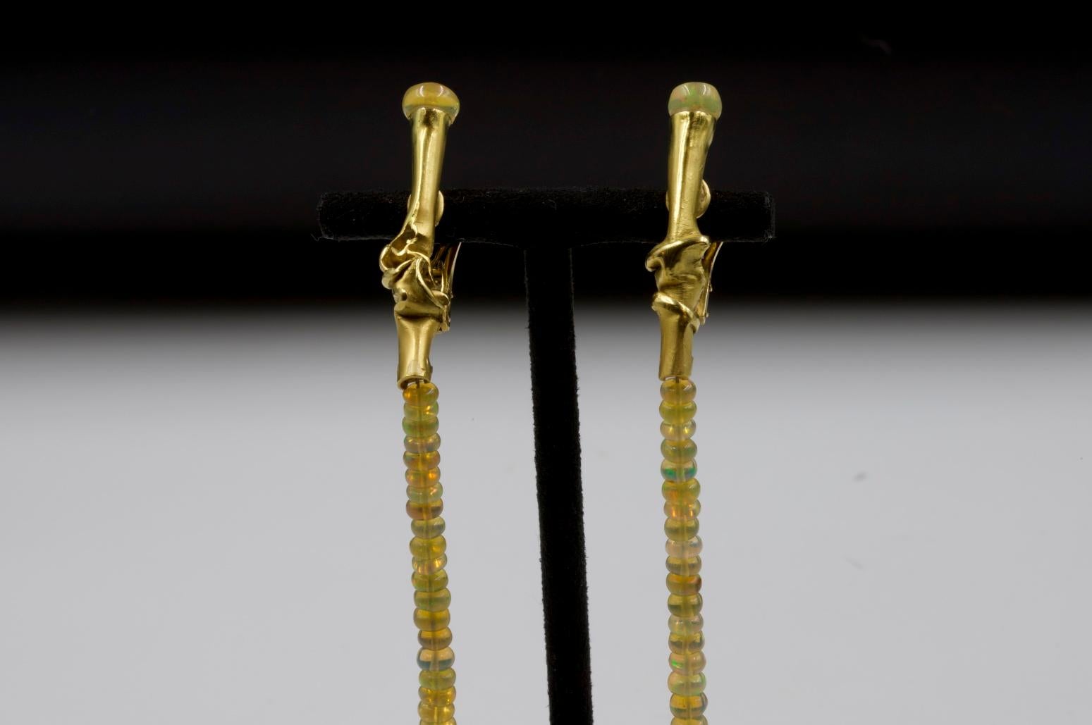 Contemporain Thierry Vendome Pendants d'oreilles éthiopiennes en or jaune et opale en vente