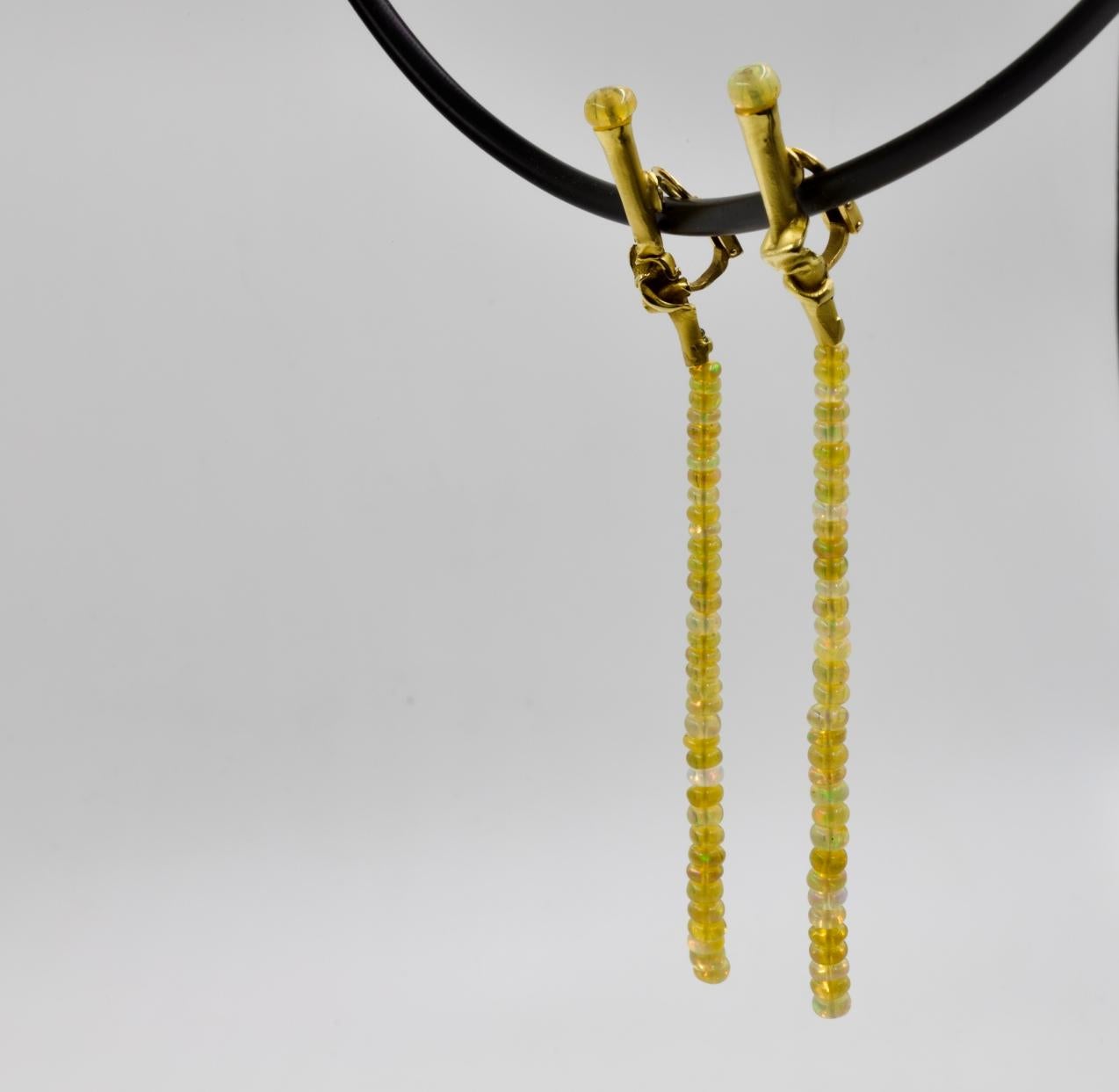 Perle Thierry Vendome Pendants d'oreilles éthiopiennes en or jaune et opale en vente