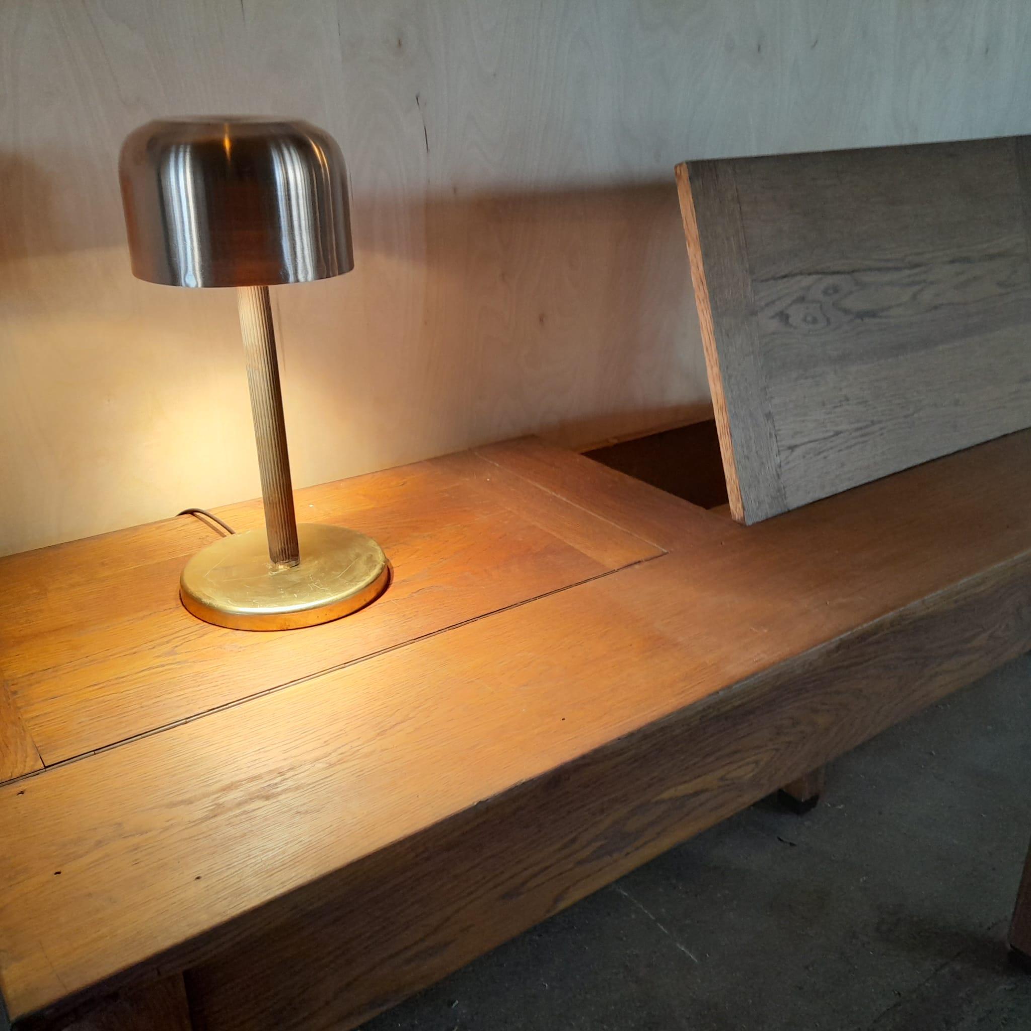Lampe de table composée d'un abat-jour en cuivre rouge, pied en cuivre jaune. Abat-jour intérieur 2 lampes es50, disponibles en 110v ou 220 v. Led possible.