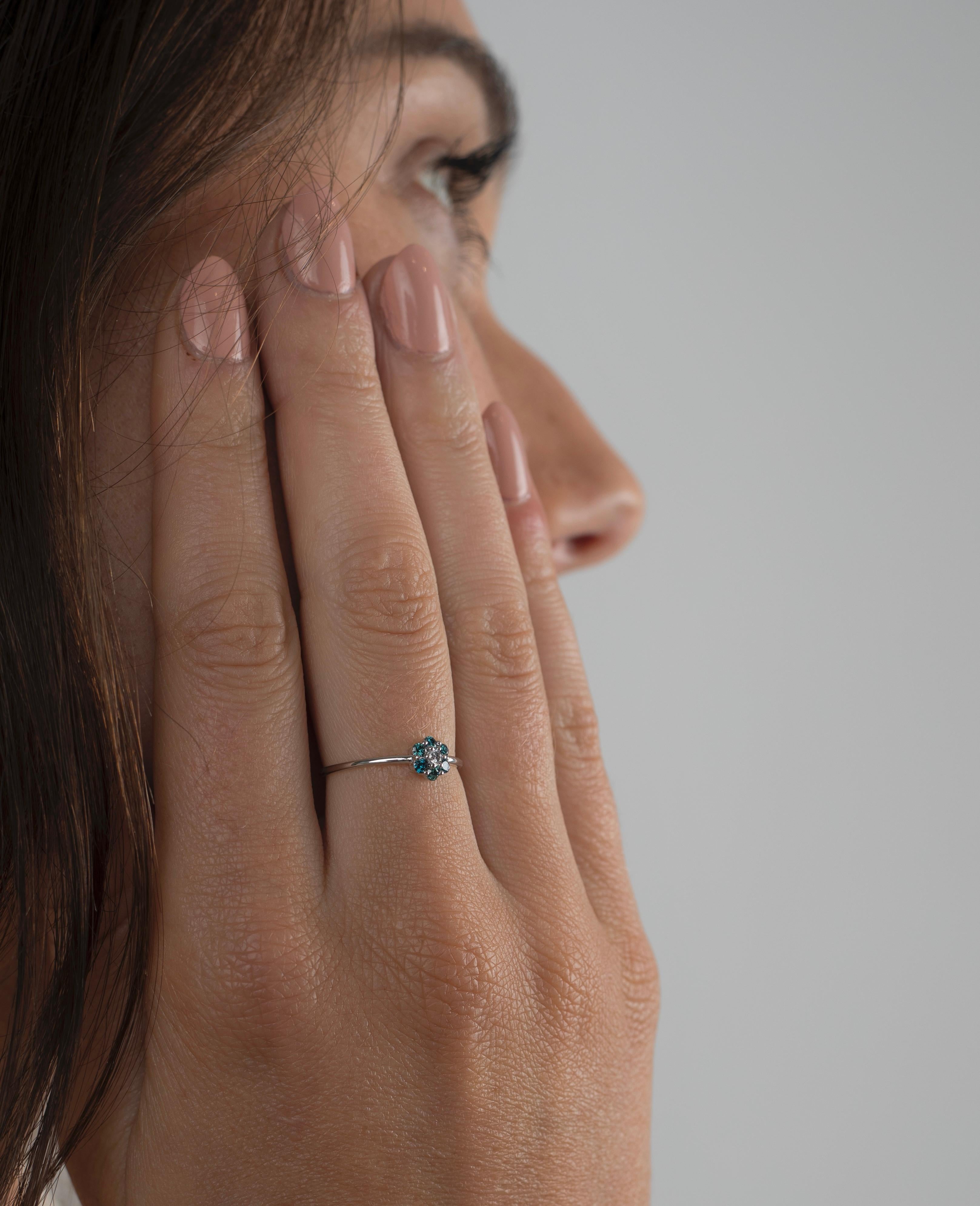 Thin 14k White Gold Daisy Flower Ring with Blue and White Diamonds In New Condition For Sale In Miami, FL