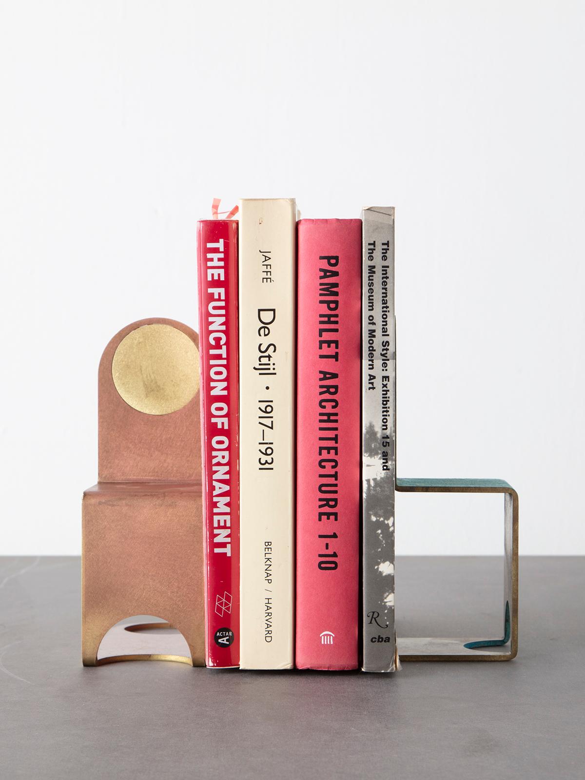Le serre-livres Thin explore une variation miniature de l'emblématique chaise Thin de Kin & Company. Magnifiquement associés à des livres, des plantes ou de petits accessoires, les serre-livres Thin jouent avec notre perception de l'échelle et
