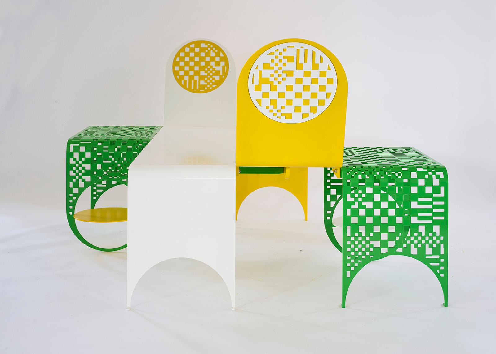 Für ihre erste Outdoor-Möbelkollektion hat Kin & Company in Zusammenarbeit mit dem renommierten Textildesigner Dusen Dusen die Thin Check Chaise und den Thin Check Table entworfen, ein Set aus verspielten Loungesesseln und Beistelltischen, die mit