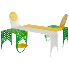 Ensemble de deux chaises et de table à carreaux fins en acier revêtu de poudre contemporain