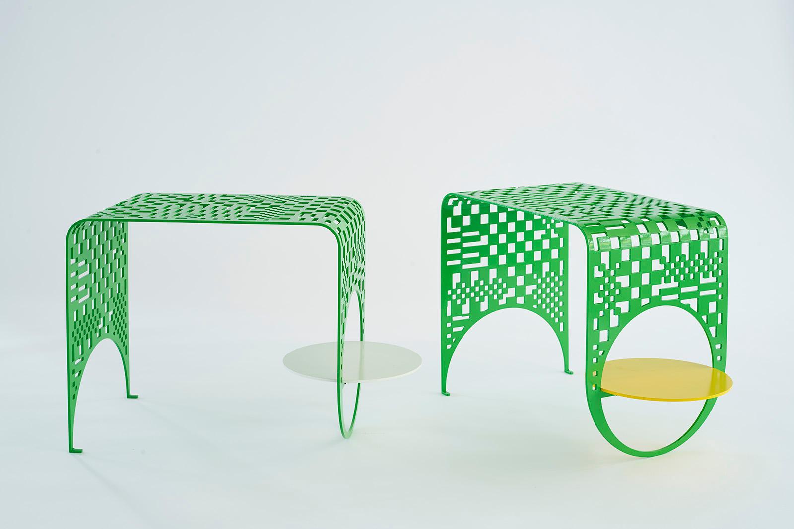 Schlanker Karo-Tisch aus zeitgenössischem pulverbeschichtetem Stahl in Weiß, Gelb und Grün (Moderne) im Angebot