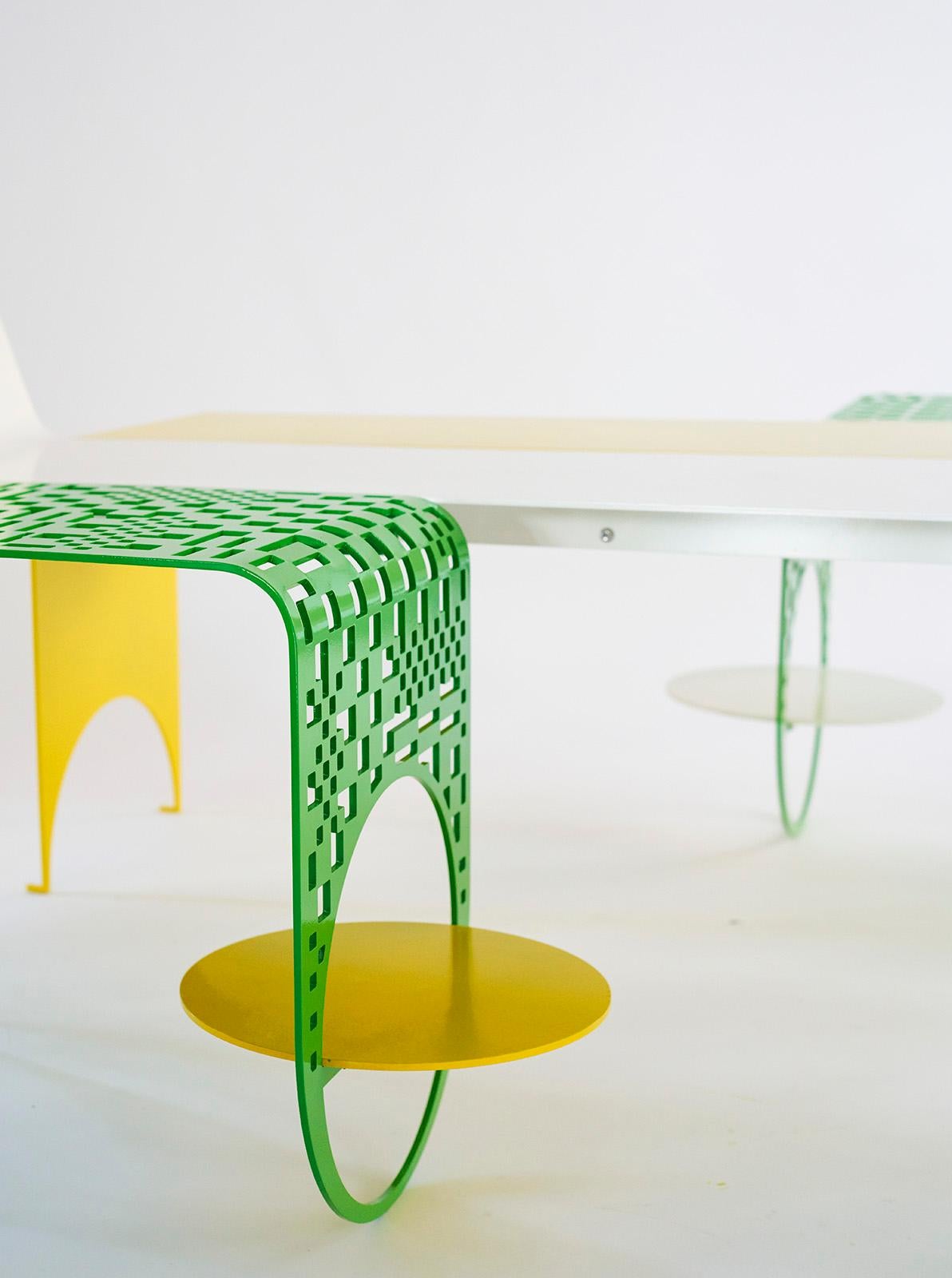 Schlanker Karo-Tisch aus zeitgenössischem pulverbeschichtetem Stahl in Weiß, Gelb und Grün (Pulverbeschichtet) im Angebot