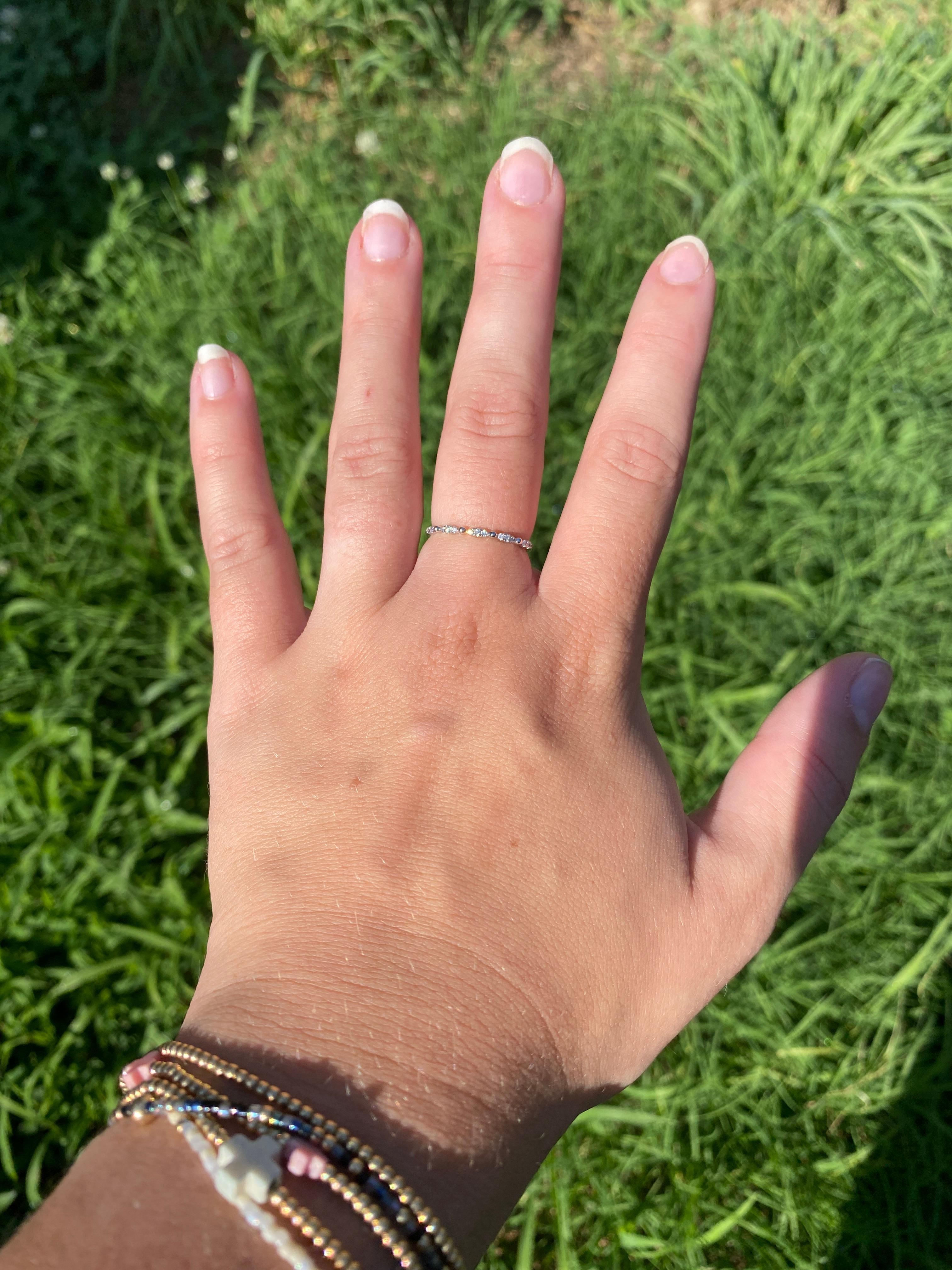 Bague à diamant fin, or blanc 14k, taille 7, empilable en vente 1