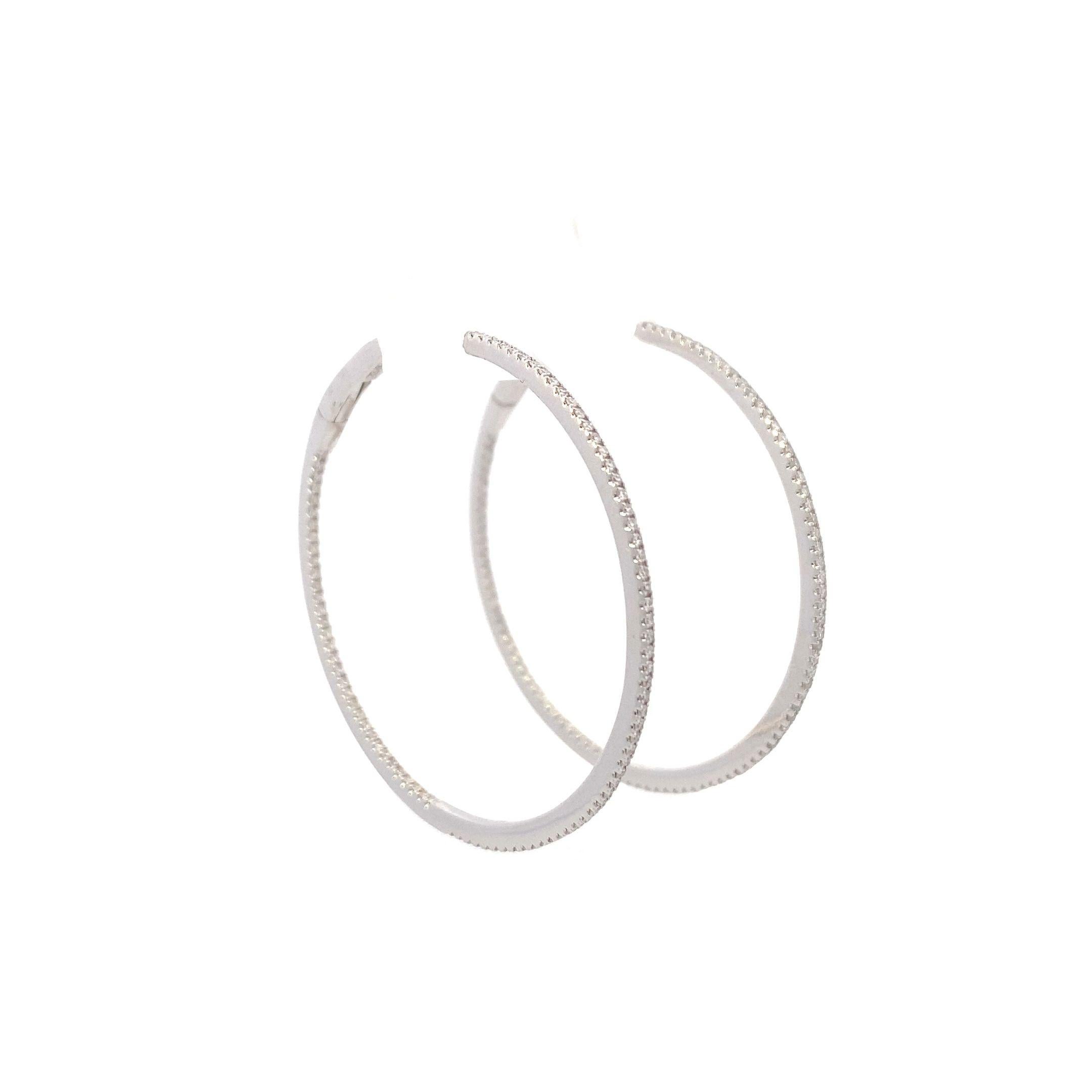 Questi eleganti orecchini emanano un fascino senza tempo grazie al loro design classico e moderno. Realizzato in oro bianco 18 carati, i diamanti melee bianchi incastonati, per un totale di 0,46 carati, scintillano senza sforzo a ogni movimento. I