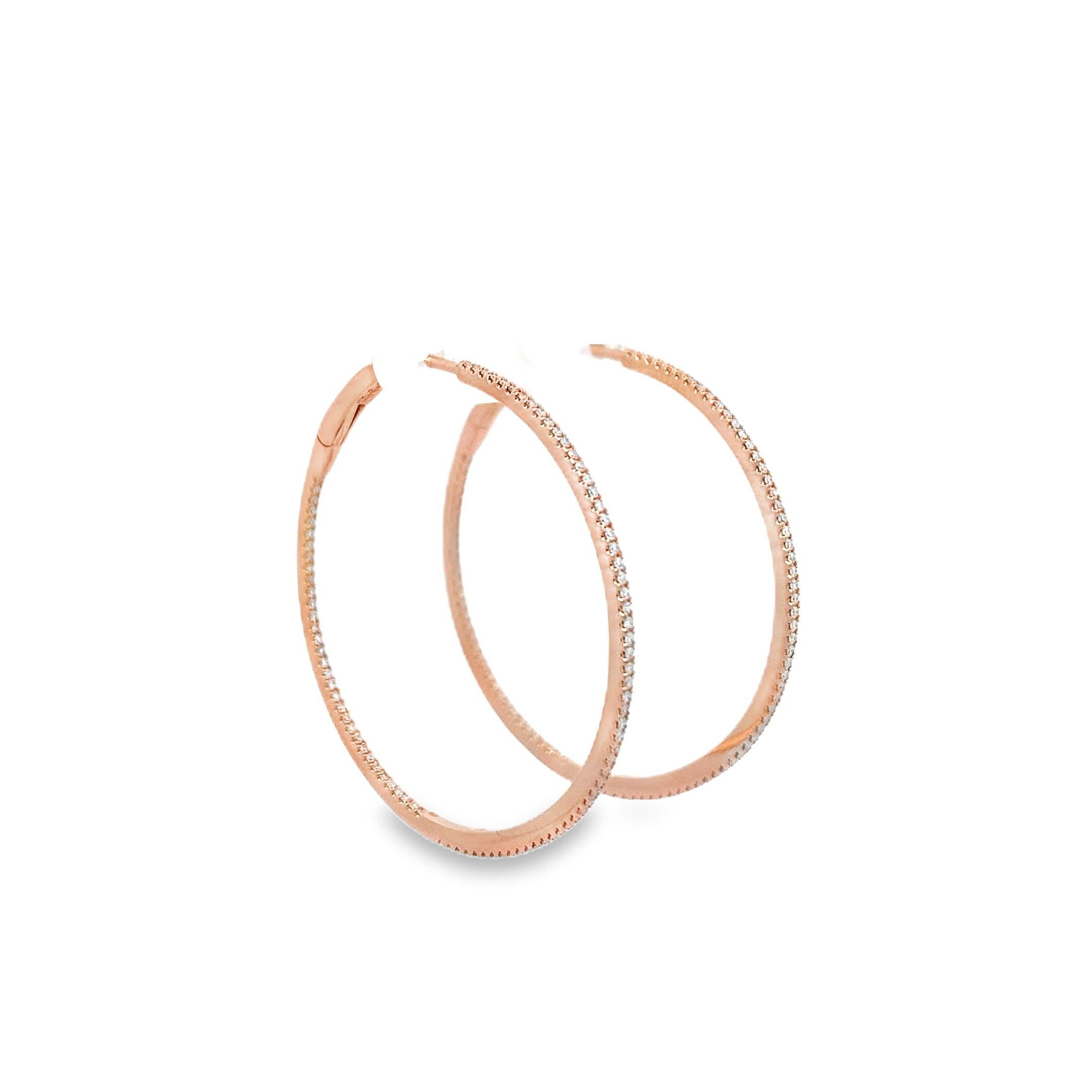 Ces superbes boucles d'oreilles dégagent une élégance intemporelle grâce à leur design à la fois classique et moderne. Réalisées en or rose 18 carats, ces boucles d'oreilles sont ornées de diamants blancs melee sertis à la main totalisant 0,47