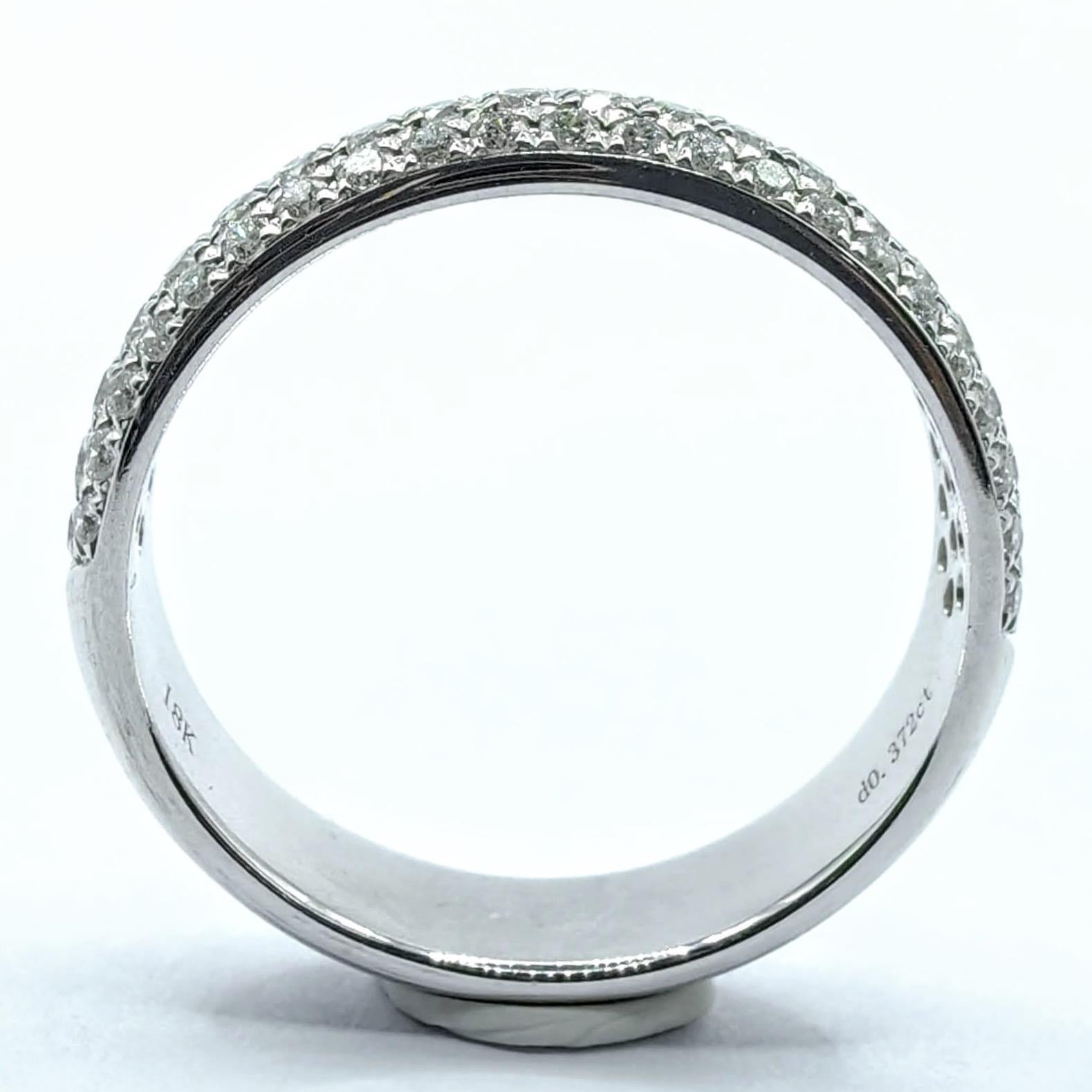 Im Angebot: Dünne Kuppel 3 Row Rundschliff Pavé Diamant Ehering in 18K Weißgold () 3