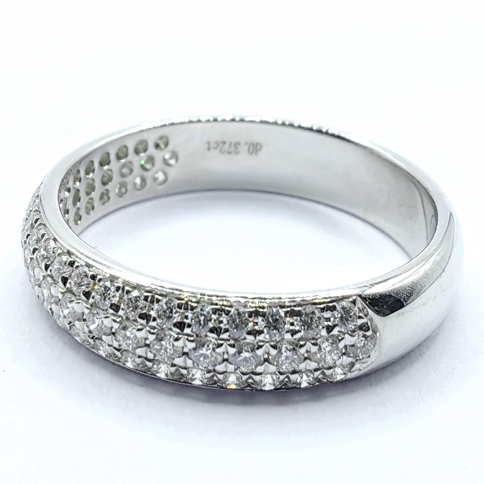 Im Angebot: Dünne Kuppel 3 Row Rundschliff Pavé Diamant Ehering in 18K Weißgold () 4