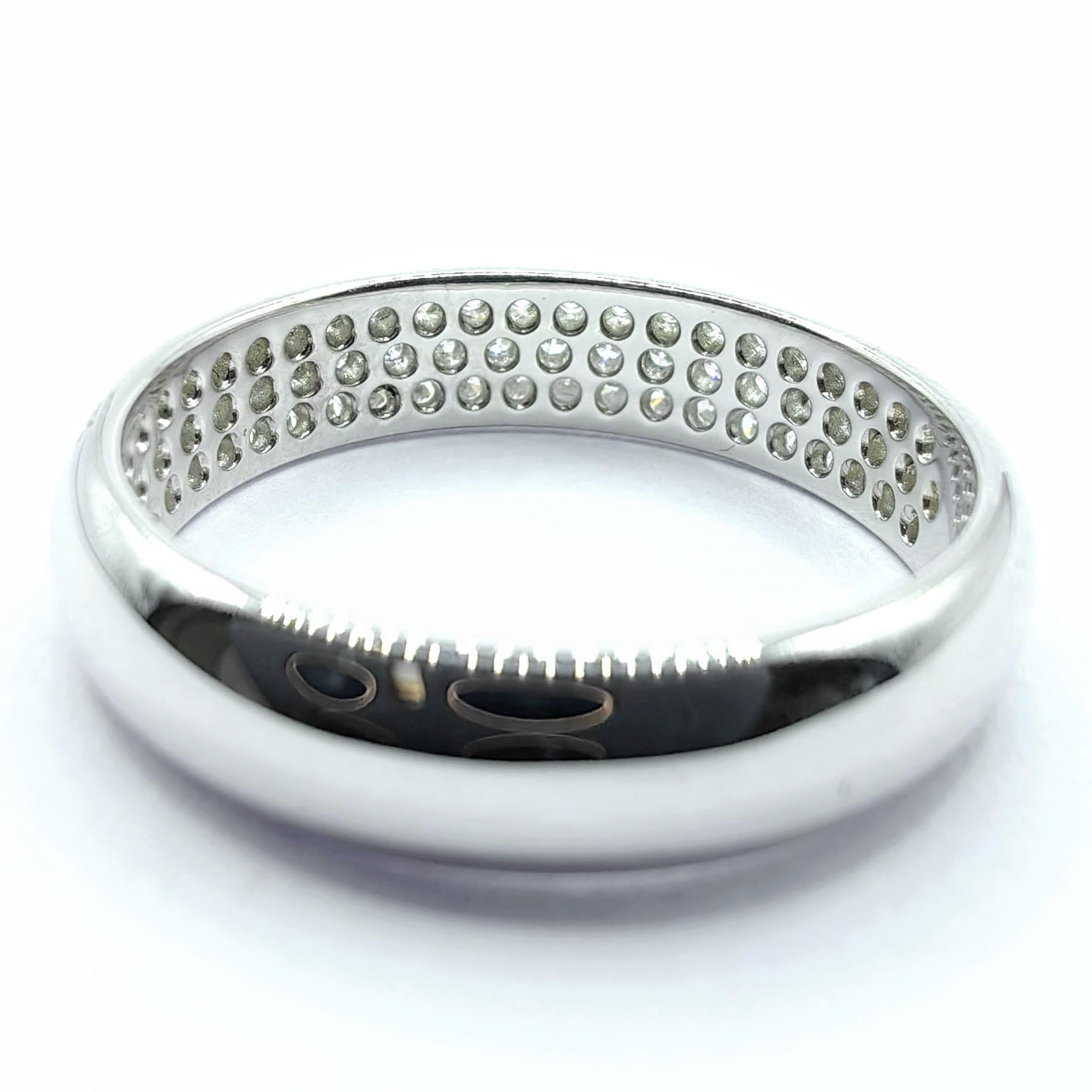 Im Angebot: Dünne Kuppel 3 Row Rundschliff Pavé Diamant Ehering in 18K Weißgold () 5