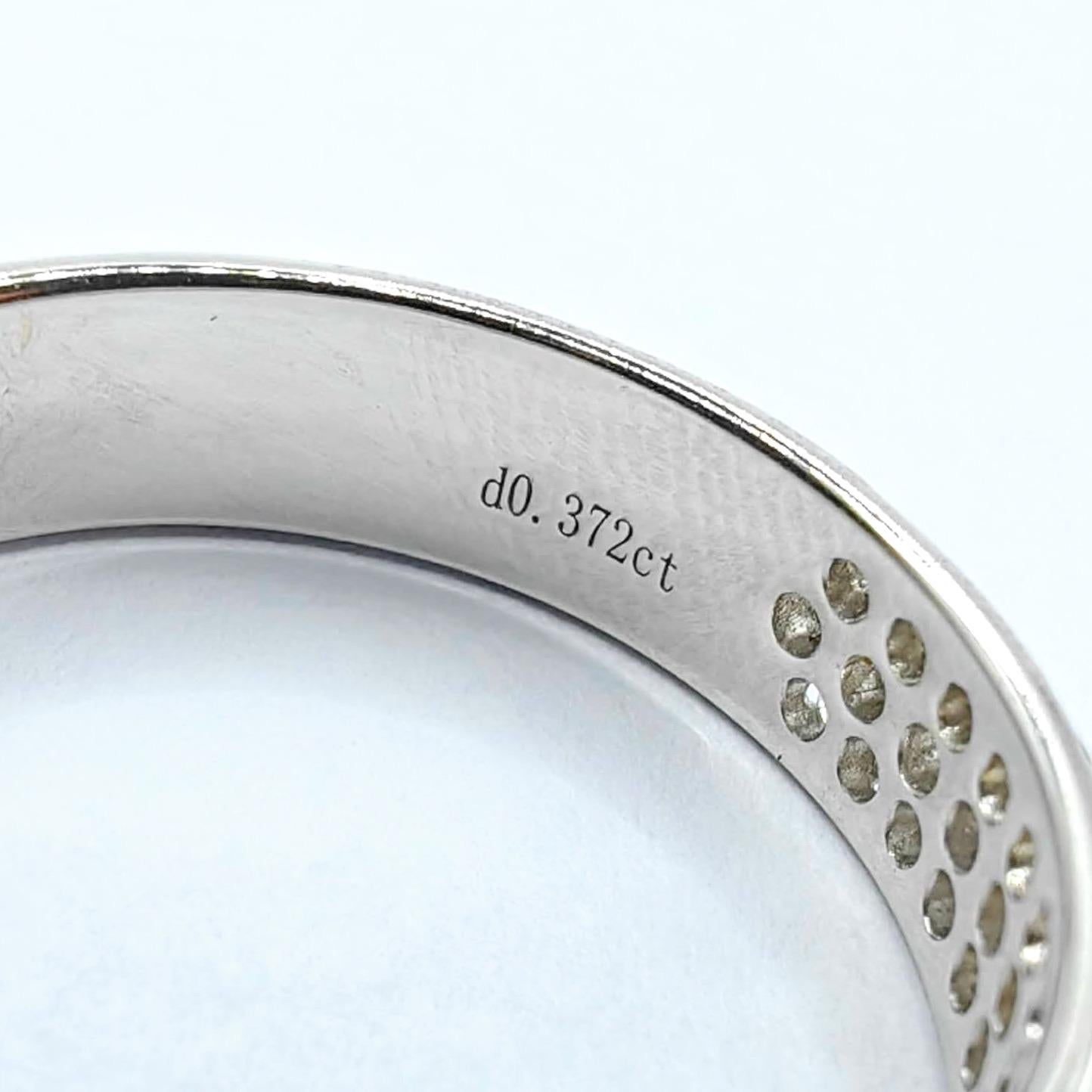 Im Angebot: Dünne Kuppel 3 Row Rundschliff Pavé Diamant Ehering in 18K Weißgold () 6