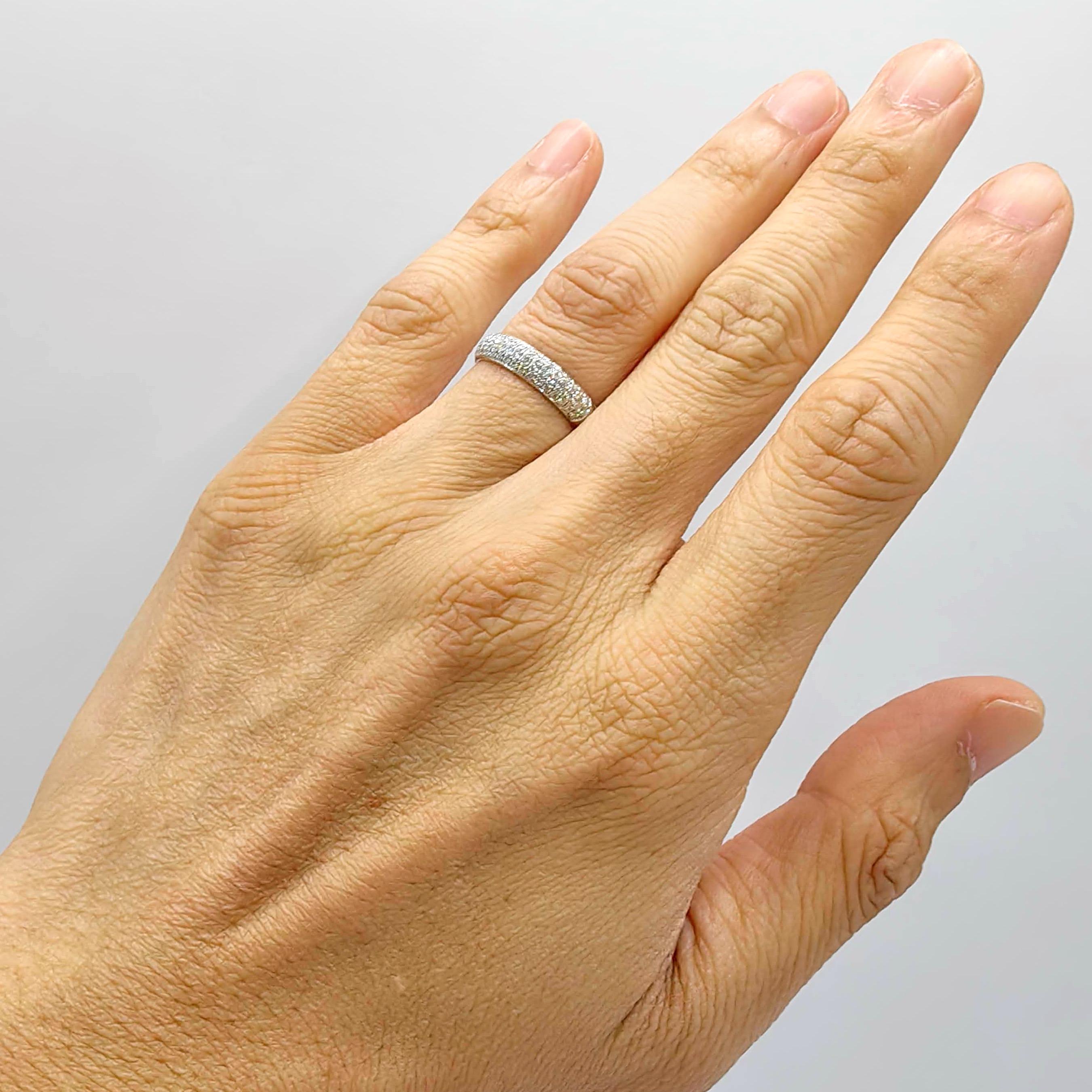 Im Angebot: Dünne Kuppel 3 Row Rundschliff Pavé Diamant Ehering in 18K Weißgold () 7