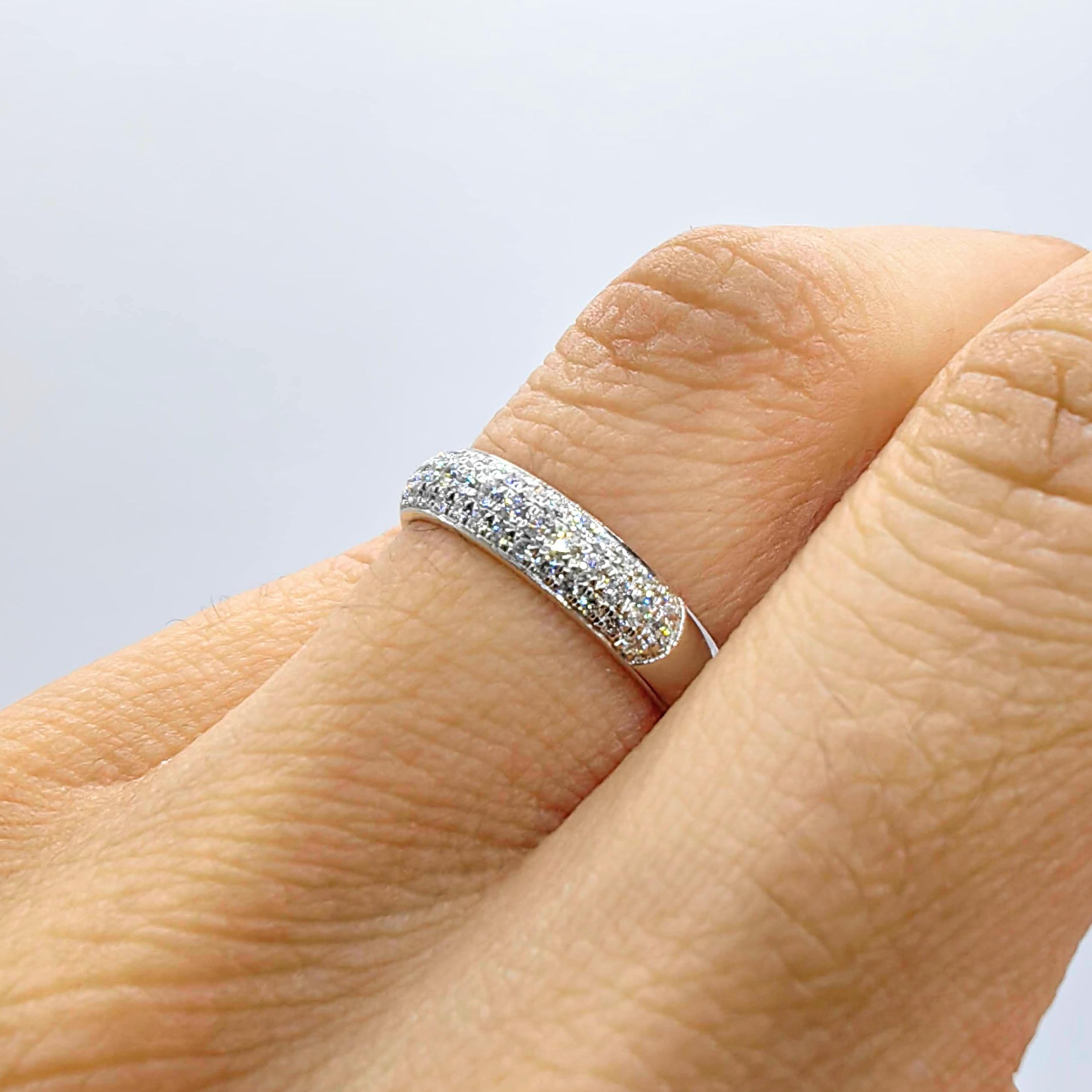 Im Angebot: Dünne Kuppel 3 Row Rundschliff Pavé Diamant Ehering in 18K Weißgold () 8