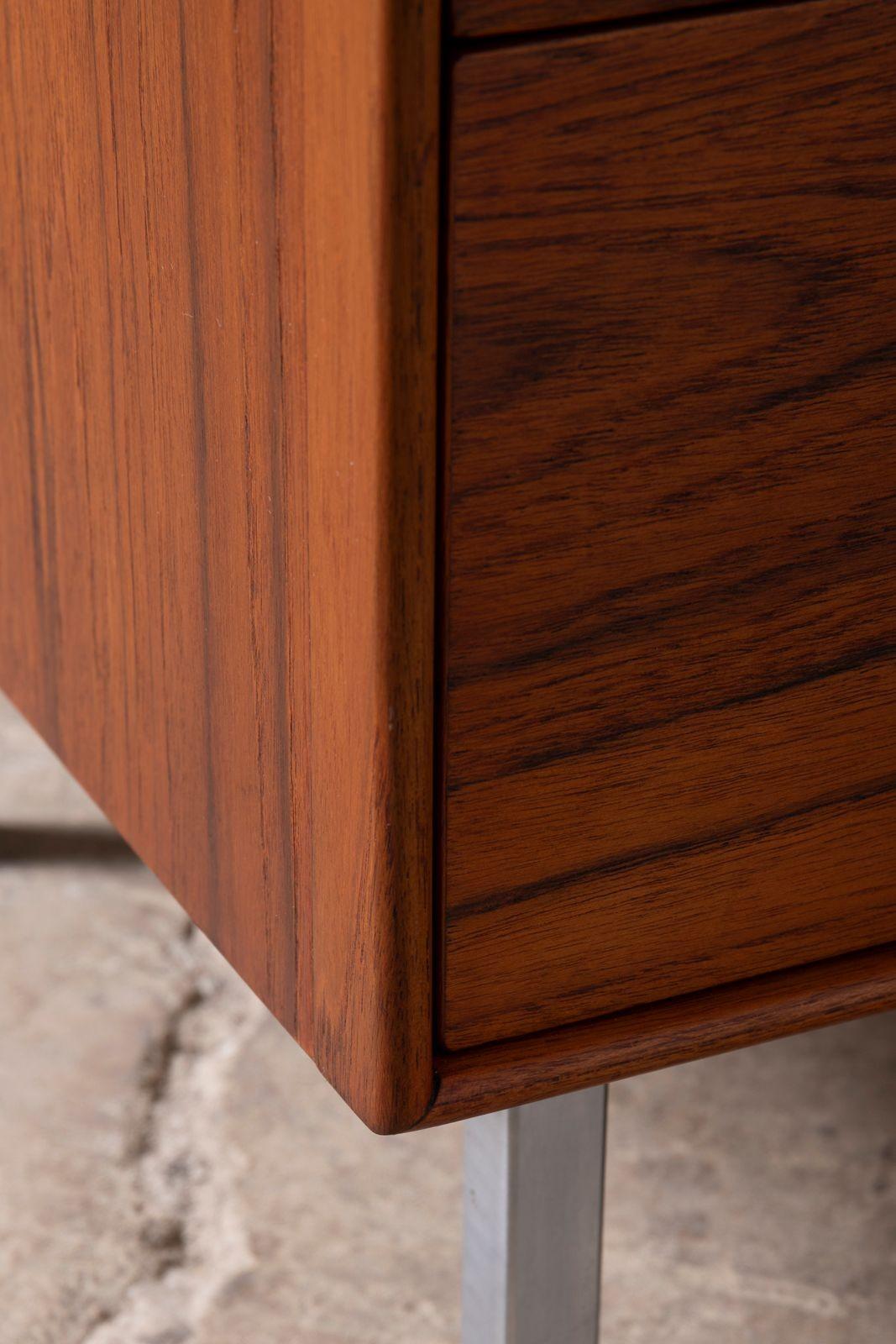 Thin Edge Fünf Schubladen Teak Kommode im Angebot 5