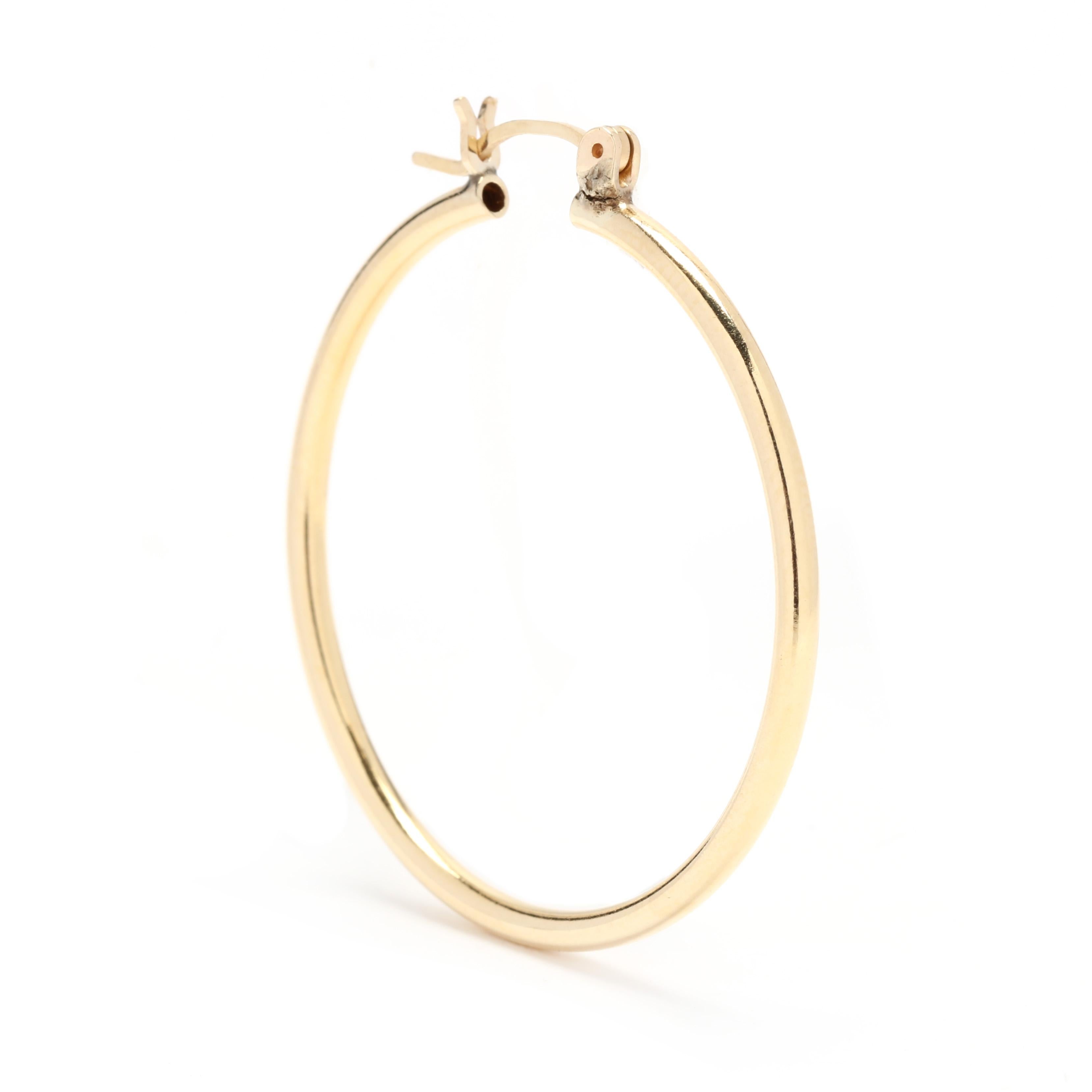 Ein Paar dünne Ohrringe aus 14 Karat Gelbgold. Dieser schlichte goldene Reif besteht aus einer dünnen Röhre in kreisförmigem Design mit durchbrochenen Riegeln.

Länge: 1.5 Zoll.

Rohrbreite: 2 mm

Gewicht: 2,5 dwts. / 3,89 Gramm

Briefmarken: