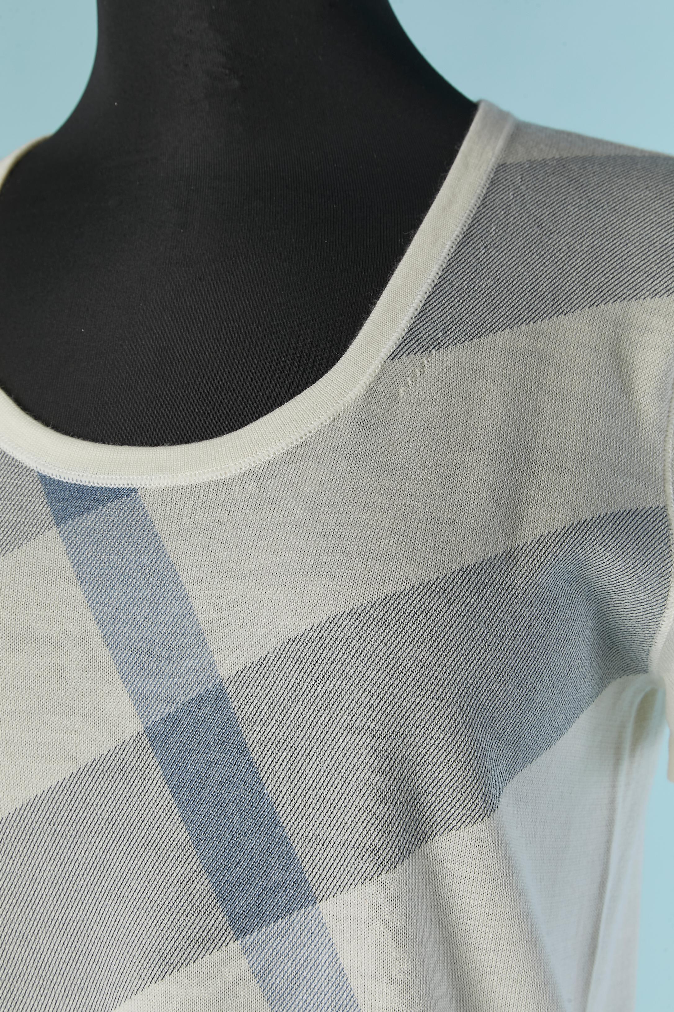 Dünnes Strick-T-Shirt mit Karomuster auf der Vorderseite. NEU MIT TAG
GRÖSSE S 