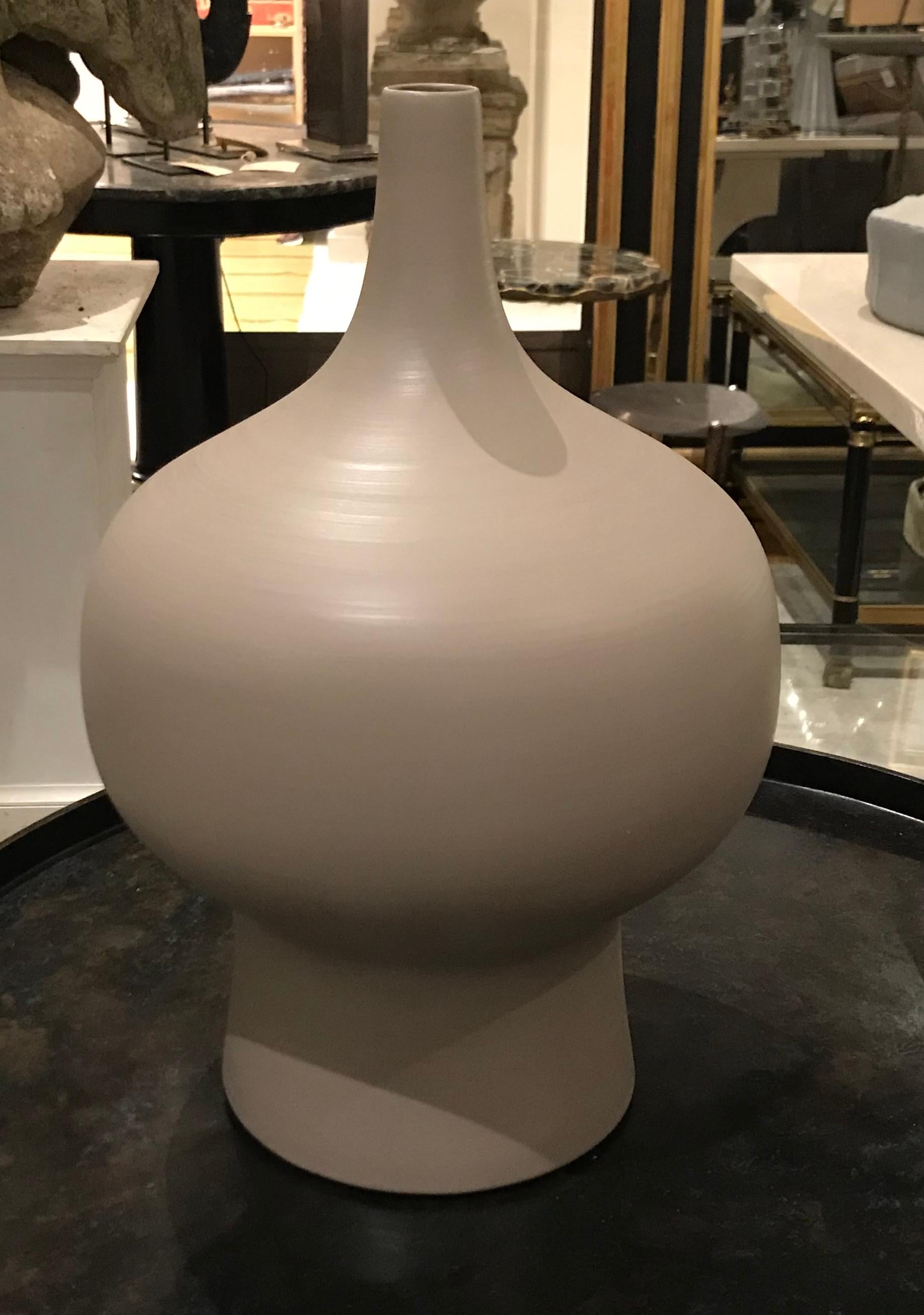 Large hand made vase
Bulbous center, thin neck
Matte finish/fine ceramic
The same shape is available in white medium, S5058