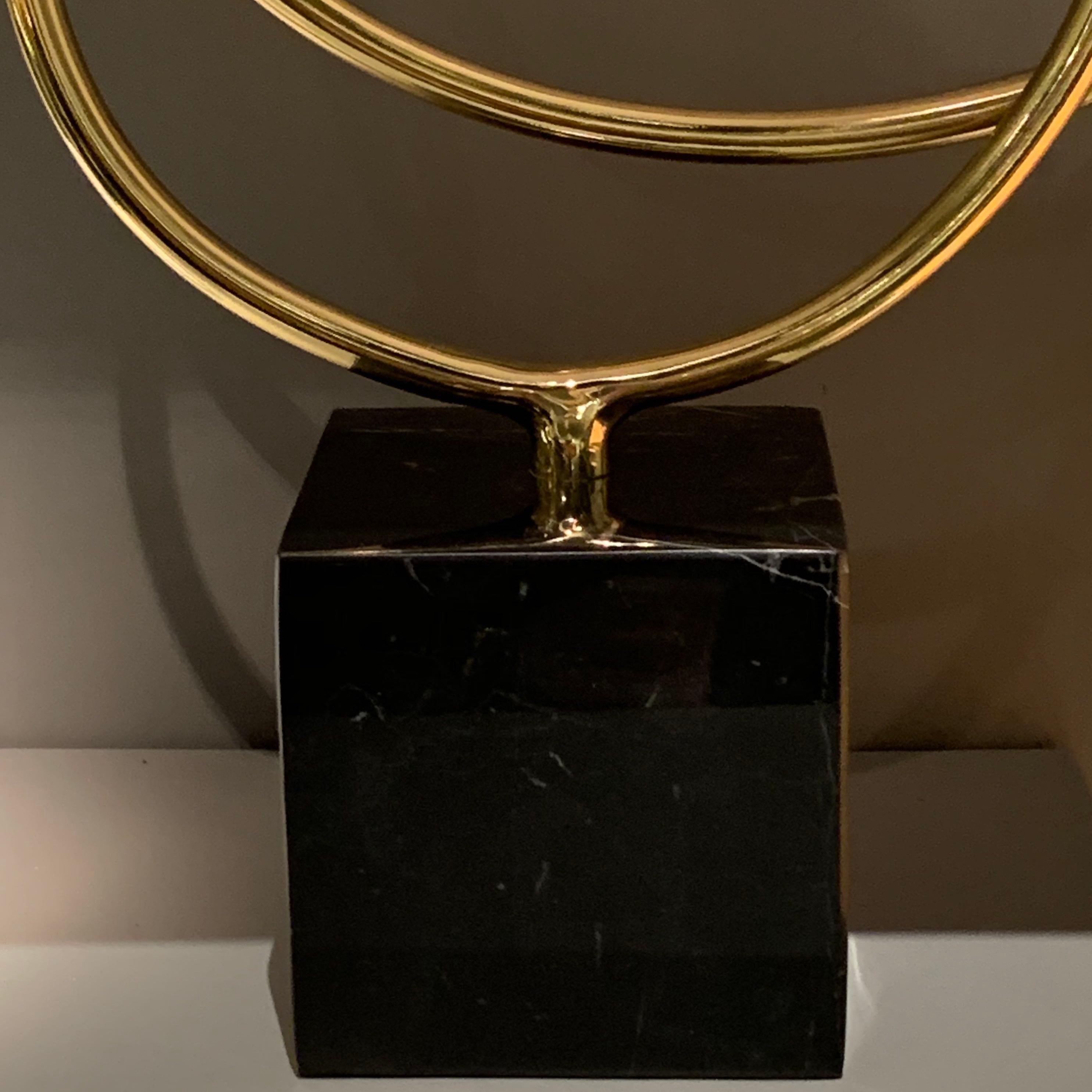 Indonésien Sculpture de forme libre en laiton en forme de ruban fin, Indonésie, Contemporary en vente