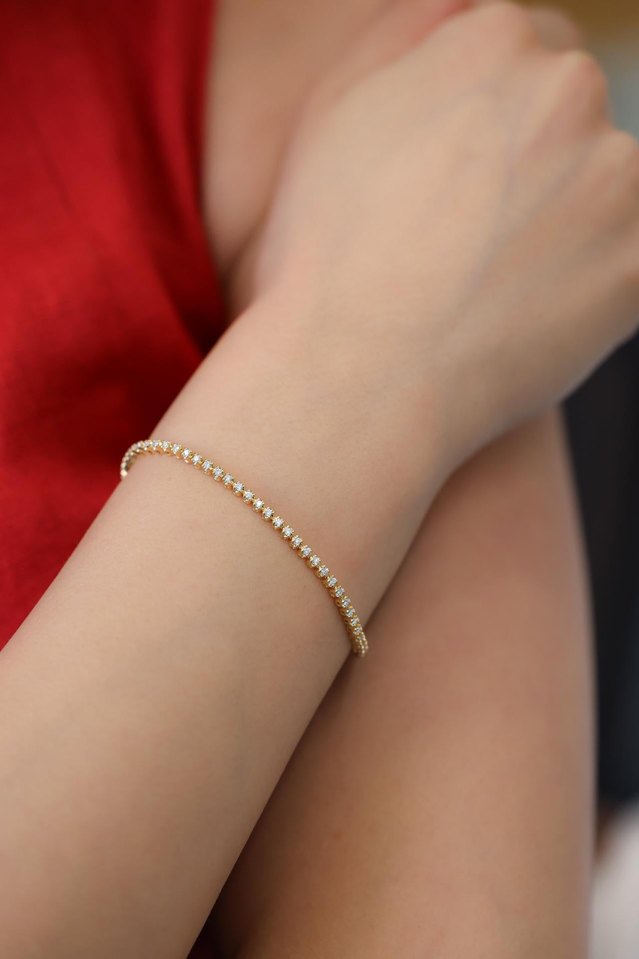 -Or jaune 18 carats 

-74 diamants ronds 

-0,75 cts. 