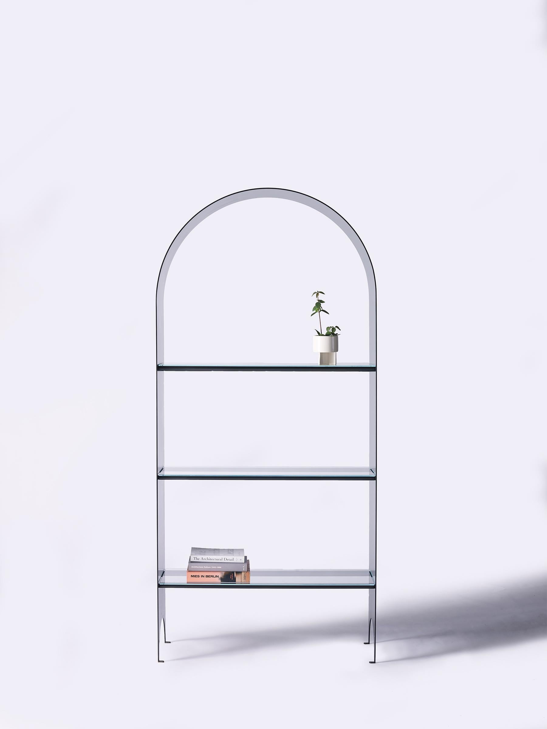 Einzelne dünne Ablage aus Contemporary Blackened Steel und Starphire Glass (Moderne) im Angebot