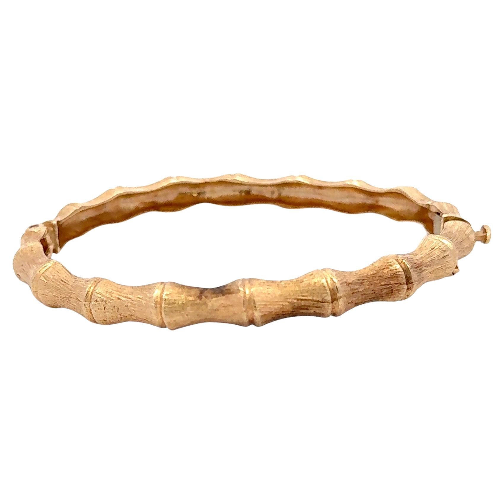 Bracelet en or jaune 14 carats présentant un motif de bambou pesant 14,3 grammes.
Largeur 6,13 mm
Plus de bracelets en bambou en stock