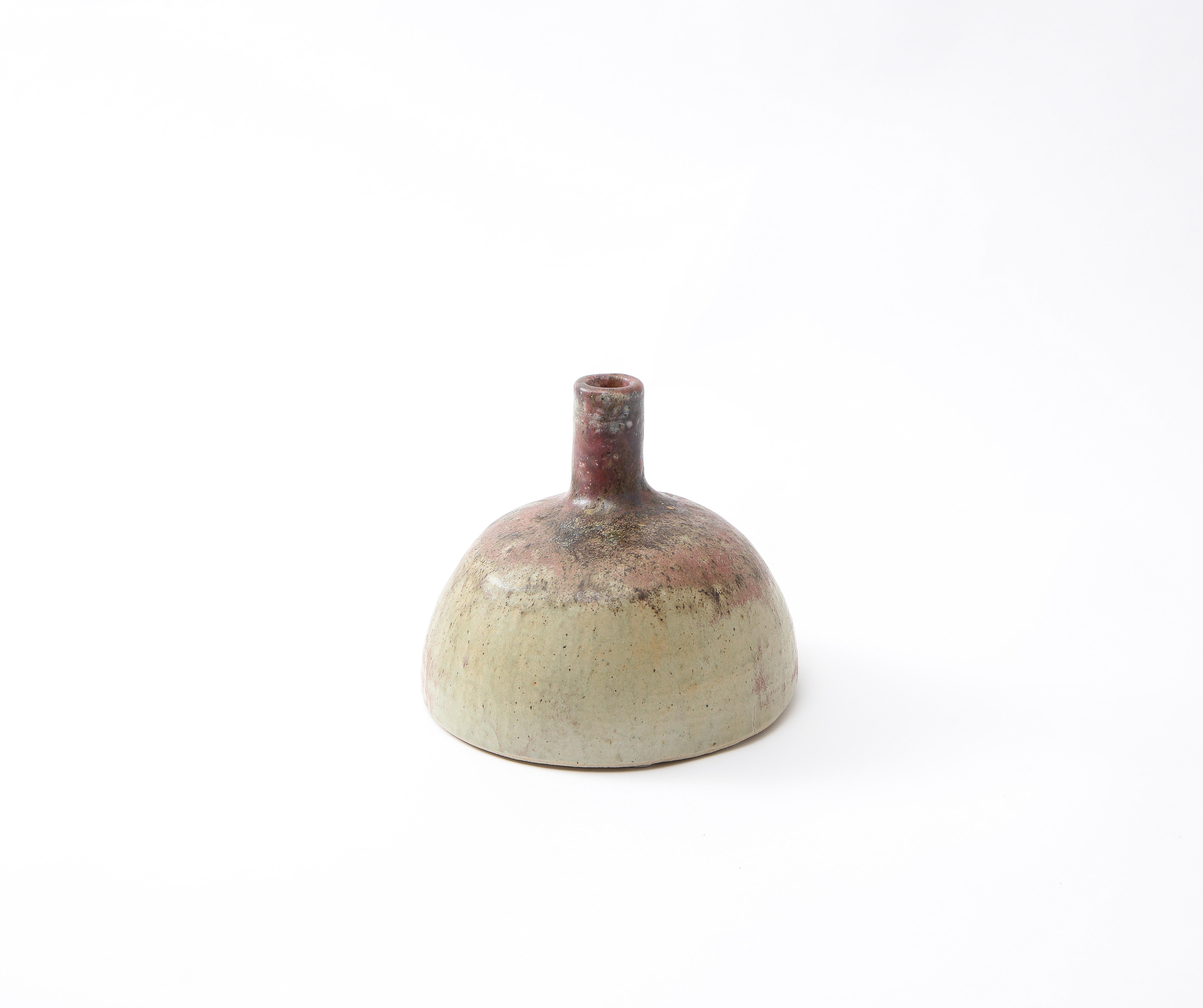 Mid-Century Modern Vase en céramique française mi-siècle à fines tiges avec base semi-circulaire en vente