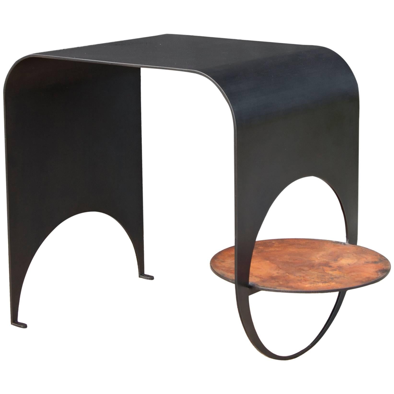 Table fine 1 en acier noirci contemporain et acier oxydé