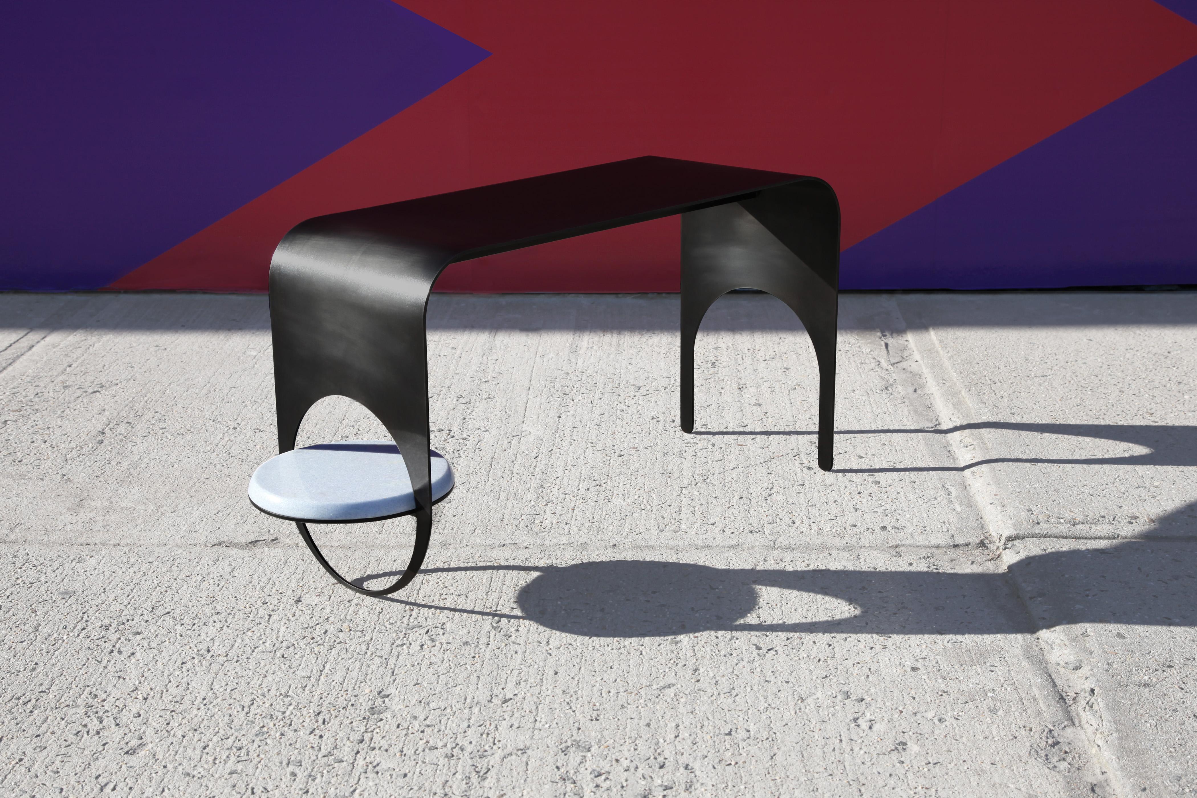 Moderne Table fine 2 en acier noirci contemporain avec étagère en marbre bleu, style contemporain en vente