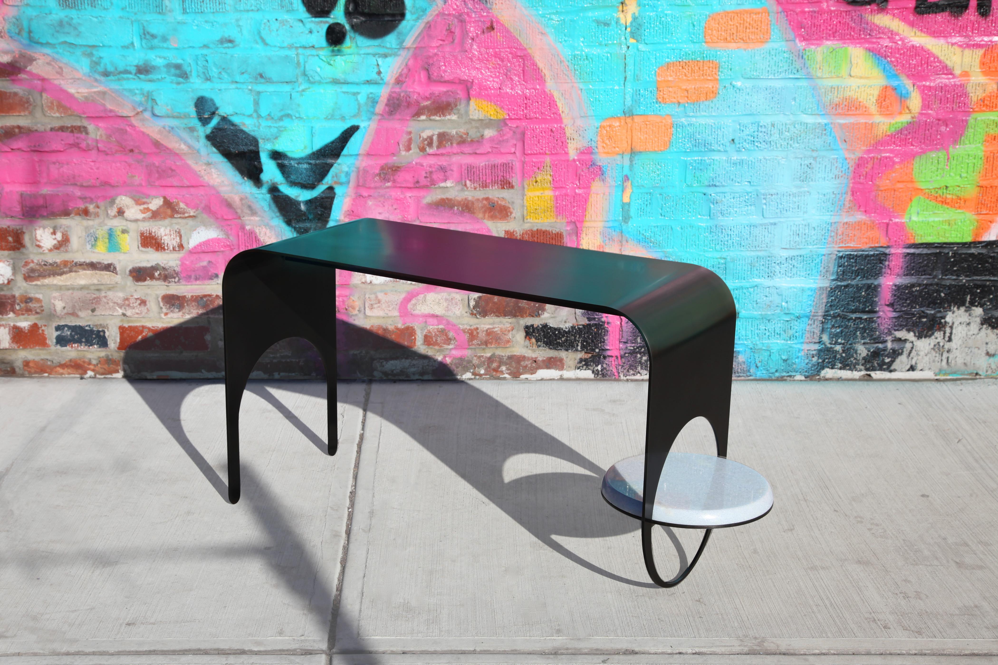 Mesa delgada 2 en acero contemporáneo ennegrecido con estante de mármol azul Estadounidense en venta
