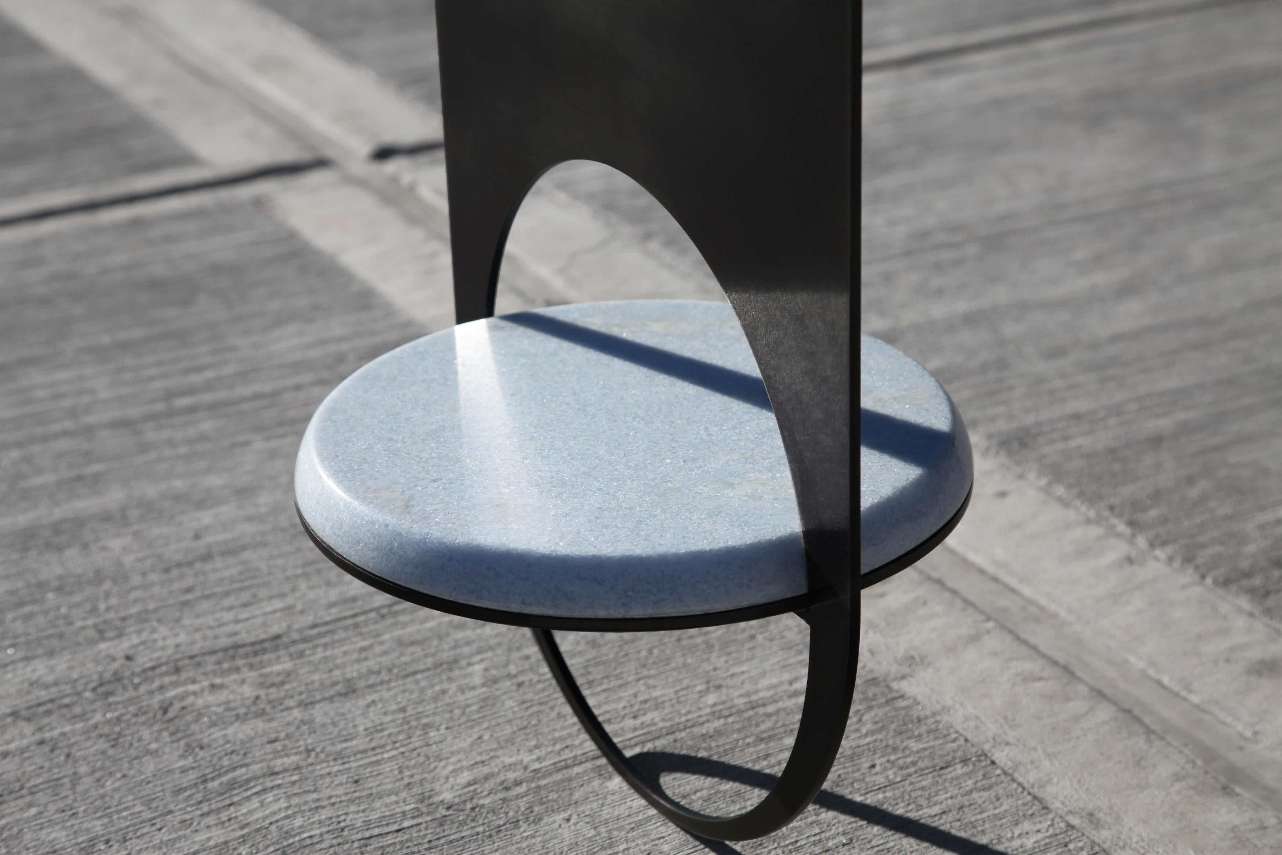 Mesa delgada 2 en acero contemporáneo ennegrecido con estante de mármol azul Ennegrecido en venta