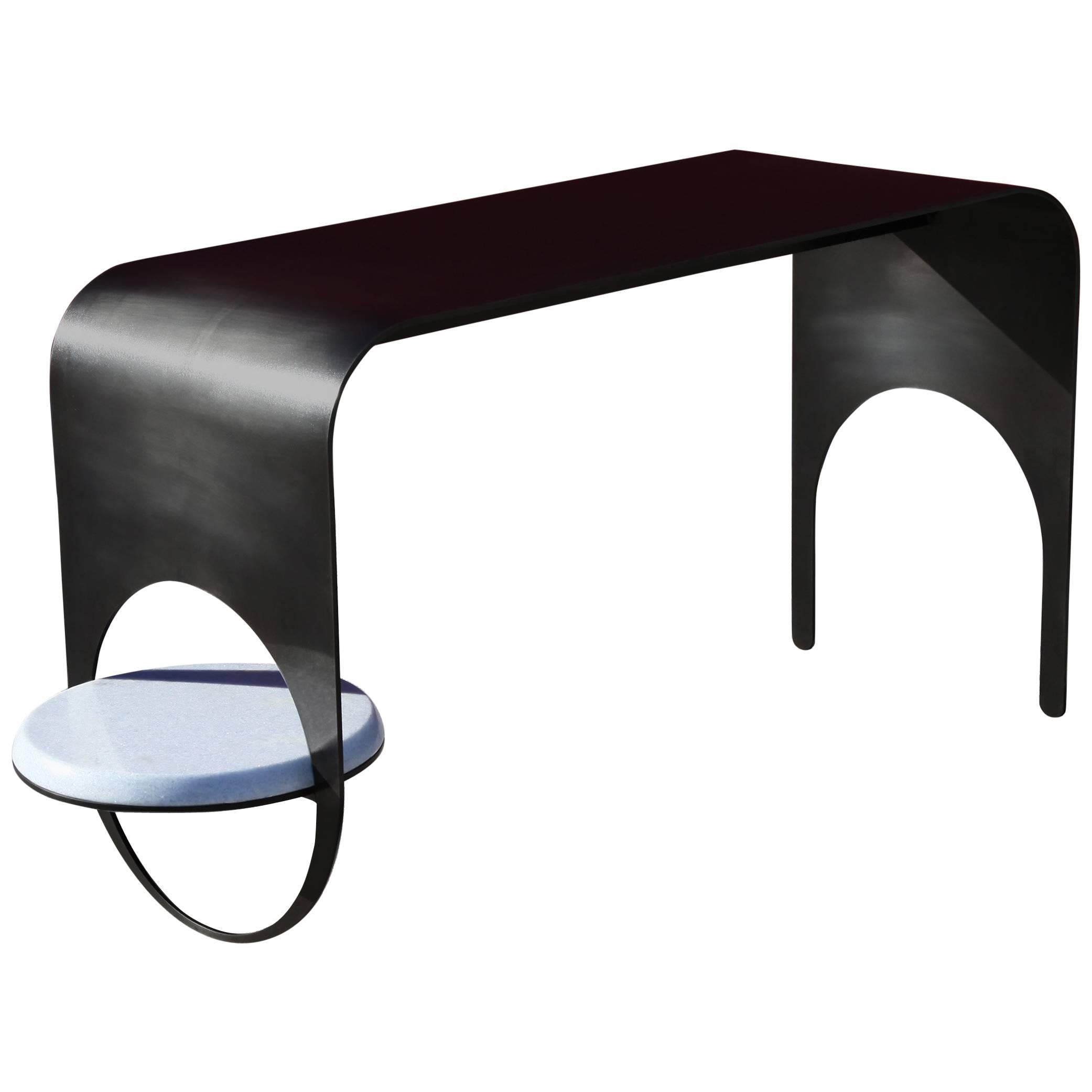 Table fine 2 en acier noirci contemporain avec étagère en marbre bleu, style contemporain en vente