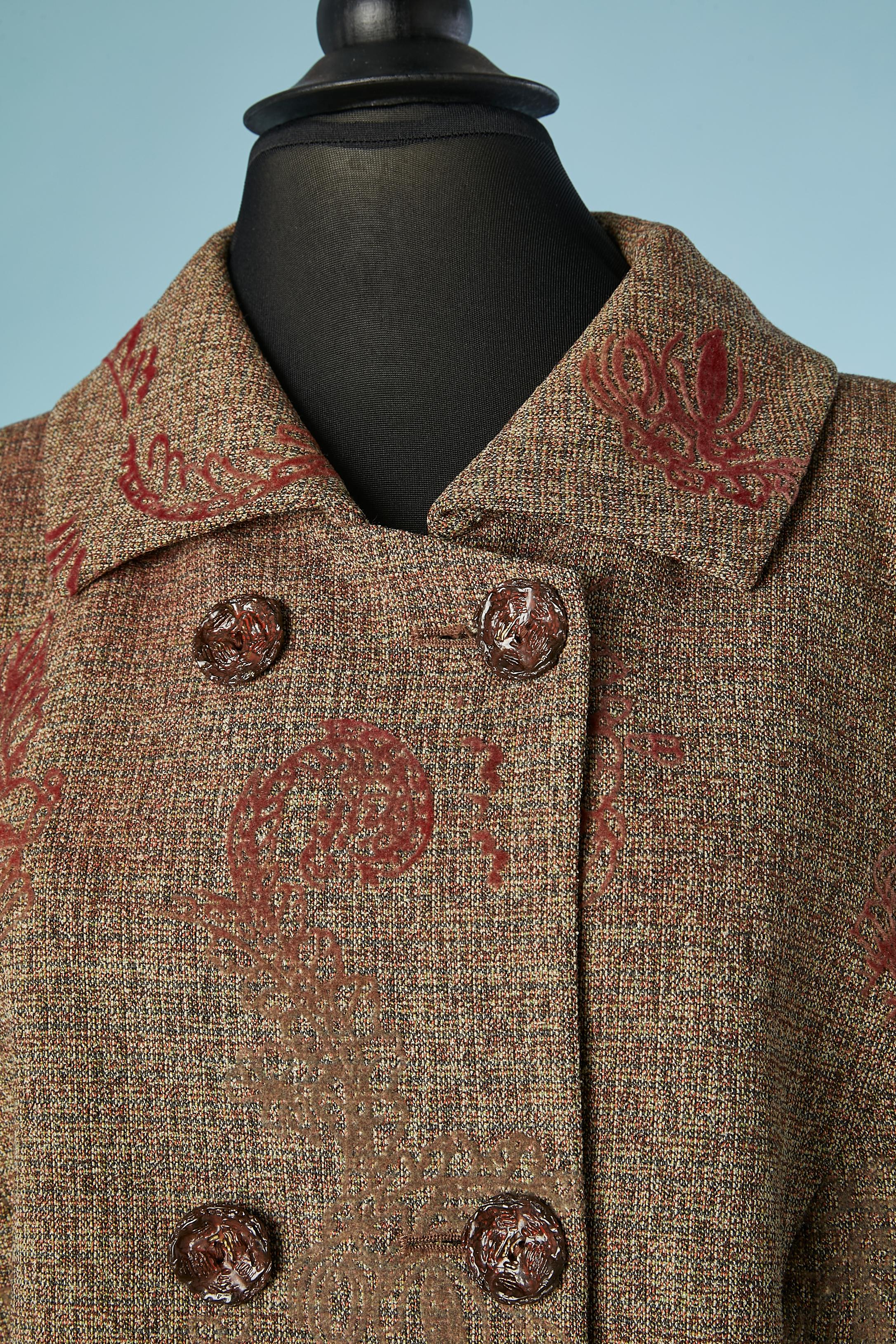 Veste à double boutonnage en laine tweed fine avec motif en feutre. Composition du tissu : 92% laine, 8% nylon. Doublure en rayonne Jacquard. 
Taille 48