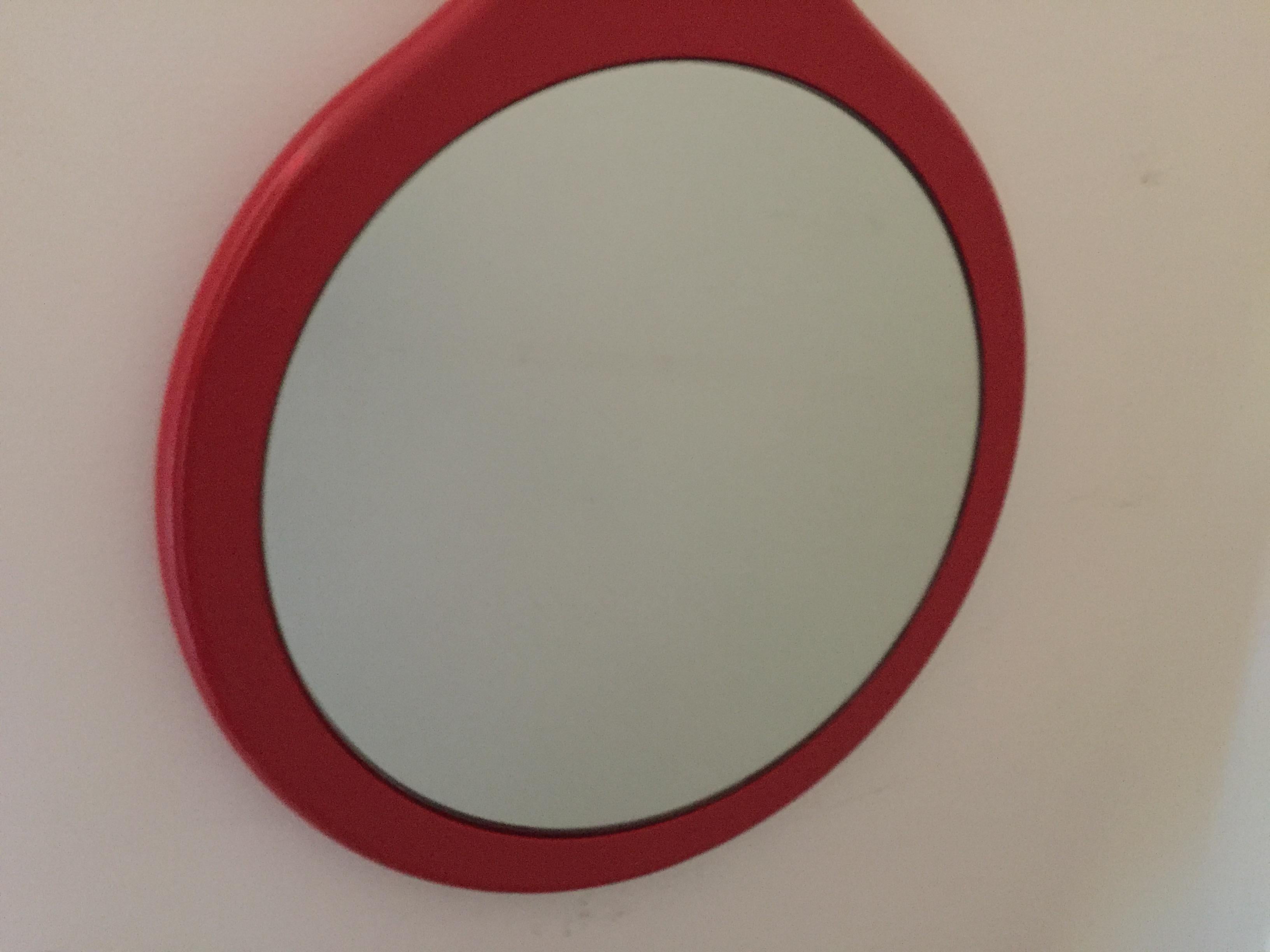 Think Big Red Laque Massive Hand Mirror Design Mirror Excellent état - En vente à Westport, CT