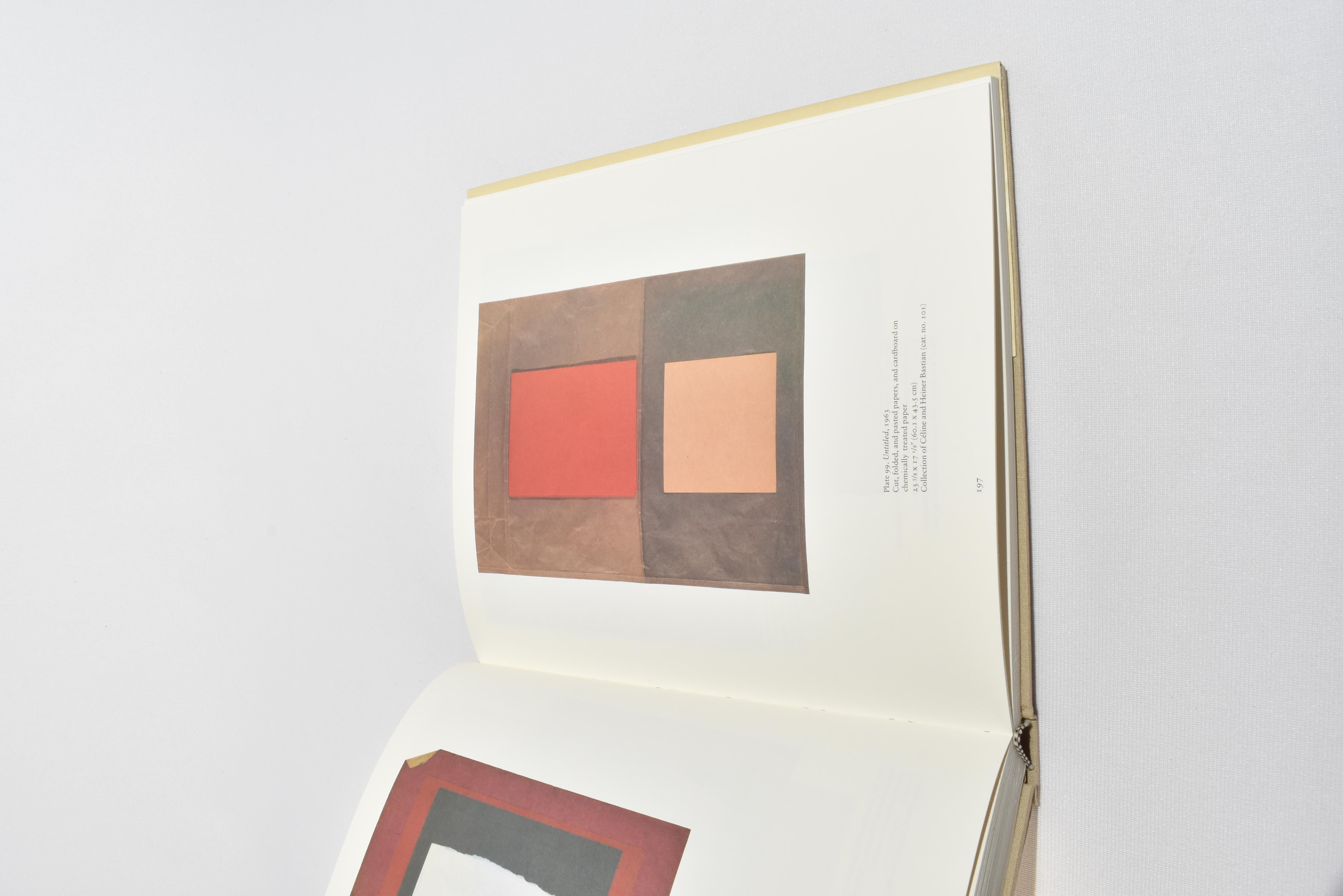 Livre relié intitulé Thinking Is Form : The Drawings of Joseph Beuys, édité par Ann Temkin et Bernice Rose, avec un essai de Dieter Koepplin. Publié en 1993 par le Philadelphia Museum of Art et le Museum of Modern Art, New York. 279 pages.

