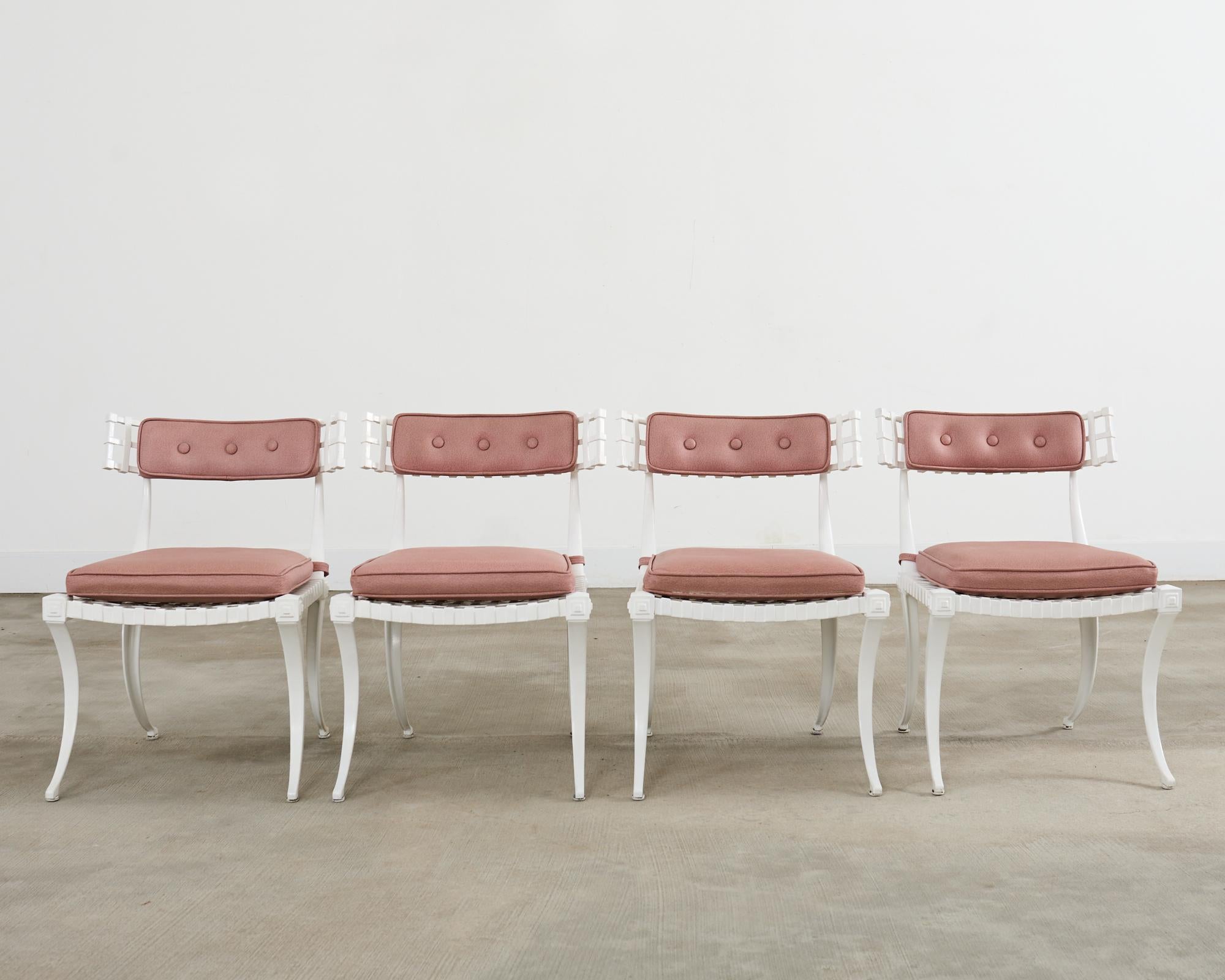 Mesa de comedor de jardín de líneas finas y cuatro sillas Klismos neoclásicas en venta 2