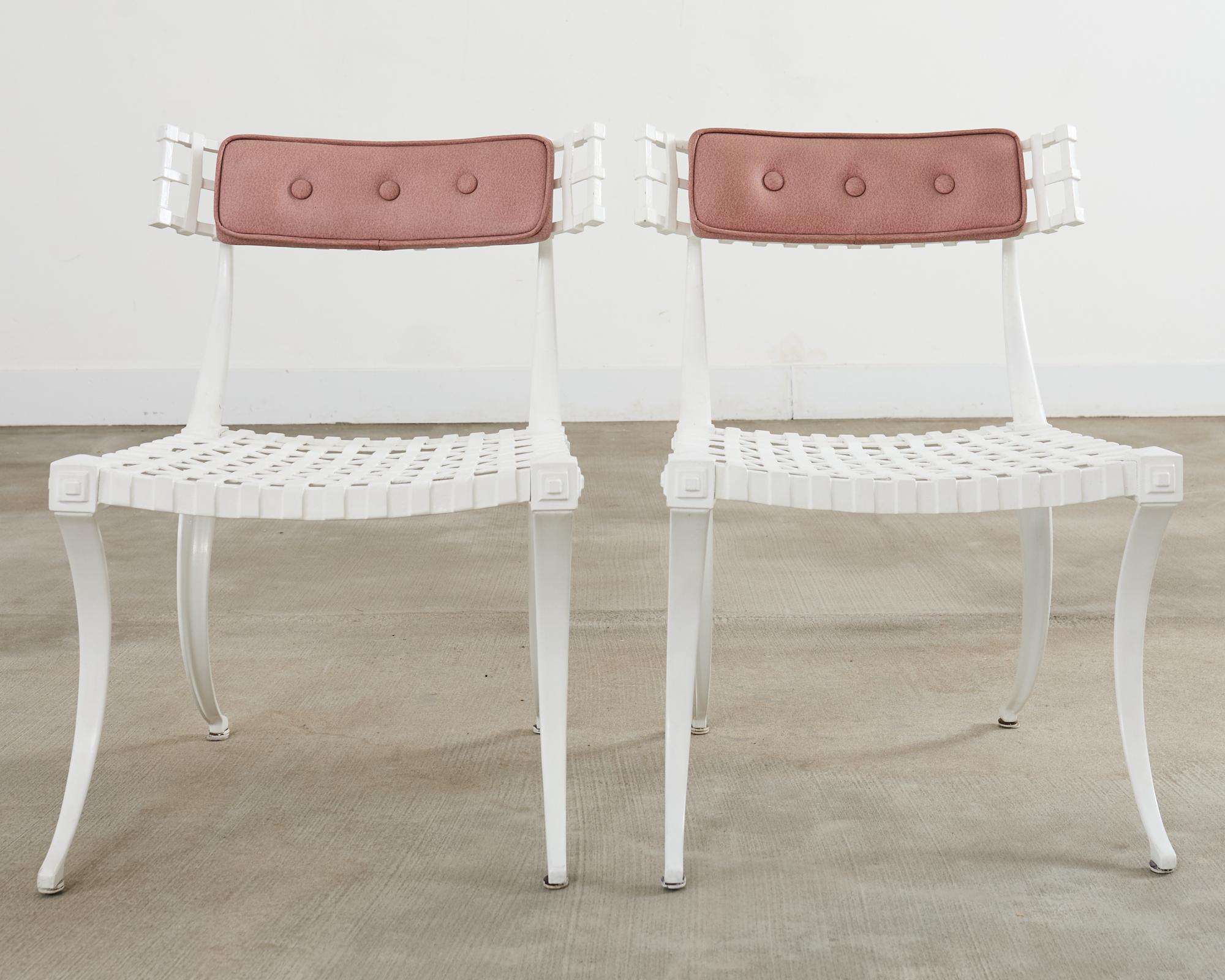 Mesa de comedor de jardín de líneas finas y cuatro sillas Klismos neoclásicas en venta 3