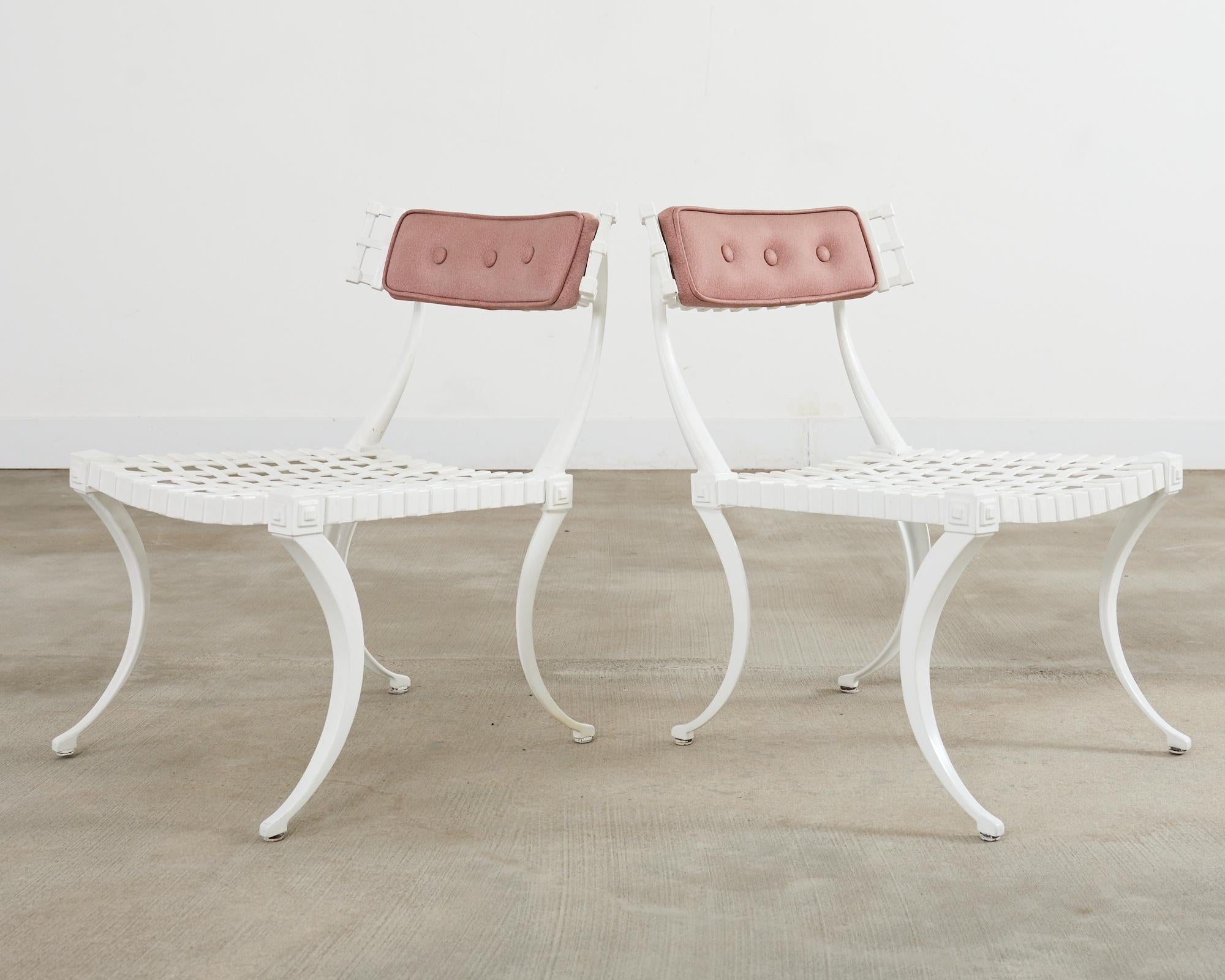 Mesa de comedor de jardín de líneas finas y cuatro sillas Klismos neoclásicas en venta 4