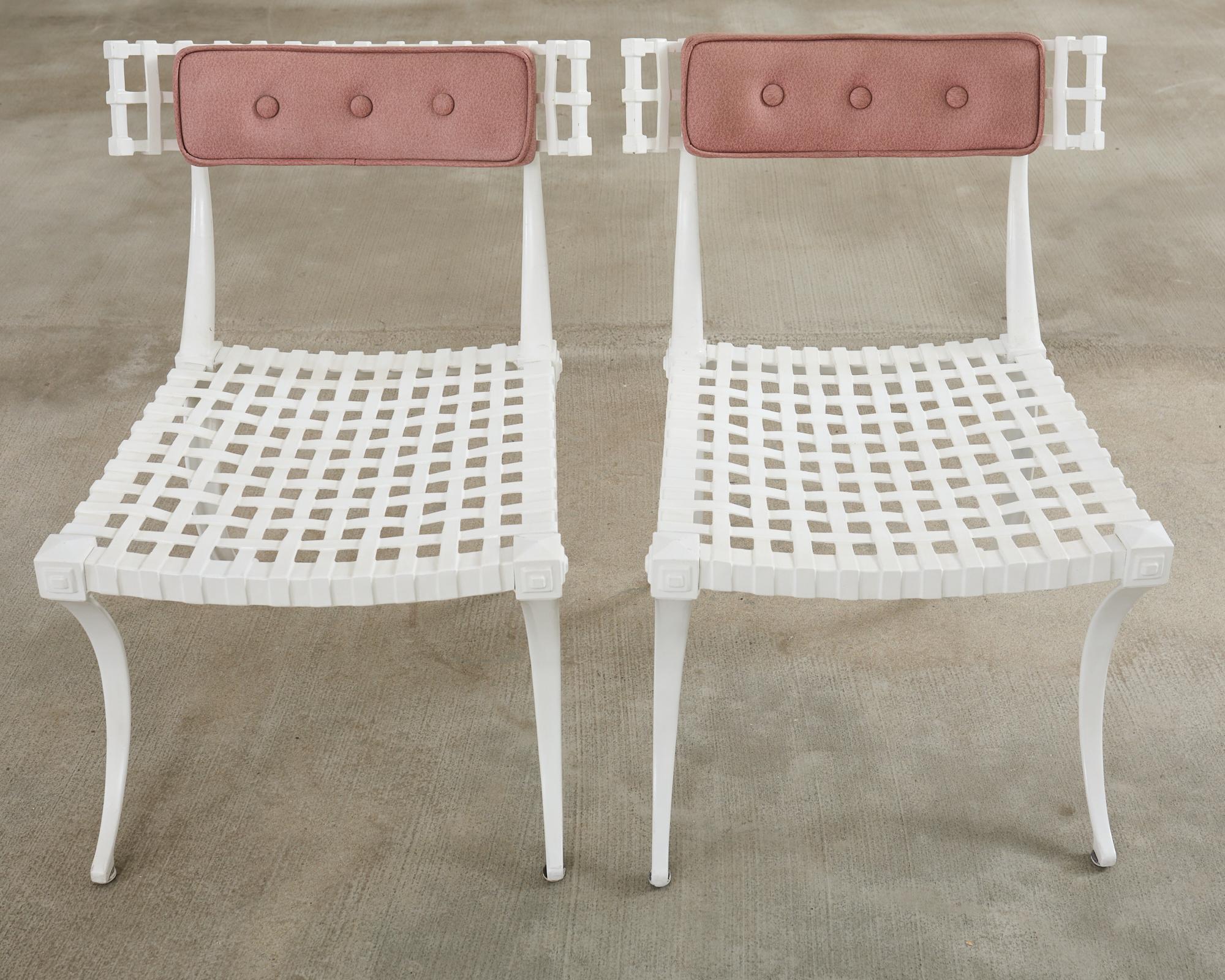 Mesa de comedor de jardín de líneas finas y cuatro sillas Klismos neoclásicas en venta 5
