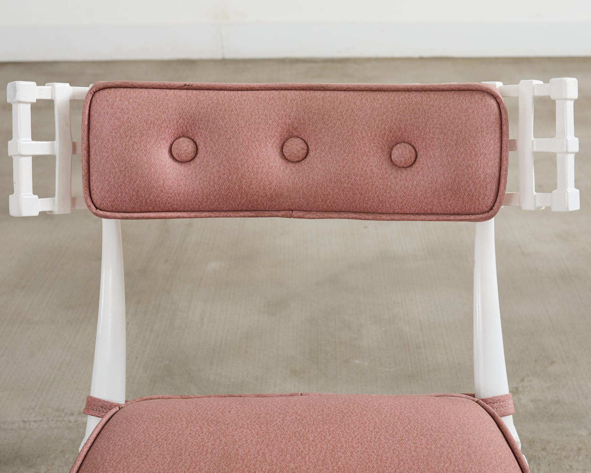 Mesa de comedor de jardín de líneas finas y cuatro sillas Klismos neoclásicas en venta 6