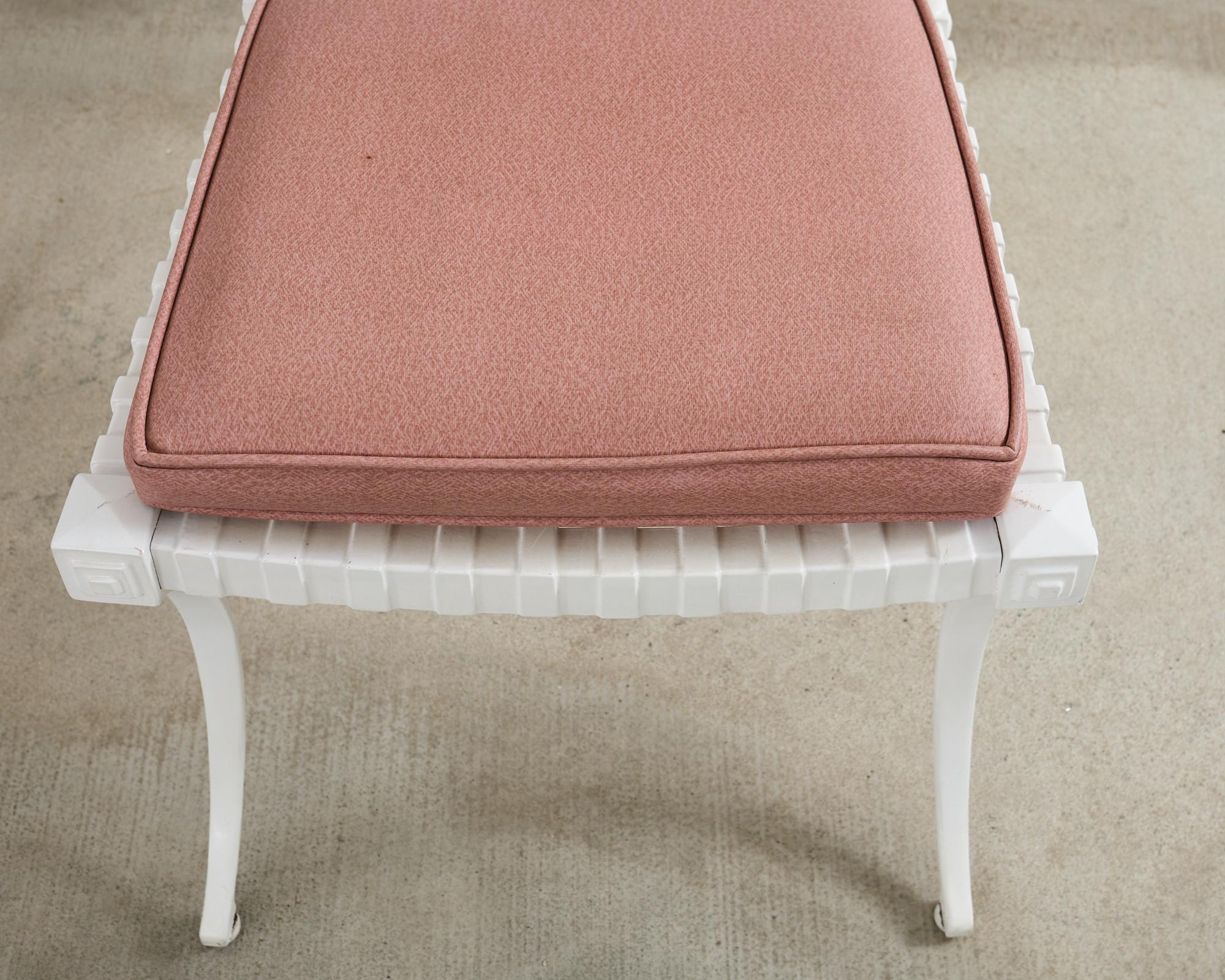 Mesa de comedor de jardín de líneas finas y cuatro sillas Klismos neoclásicas en venta 7