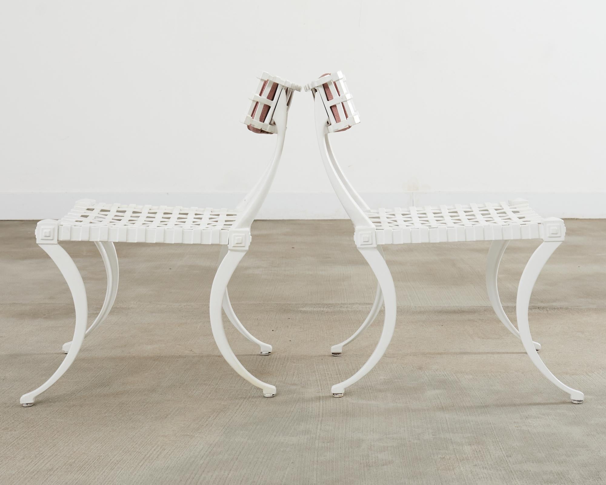 Mesa de comedor de jardín de líneas finas y cuatro sillas Klismos neoclásicas en venta 8