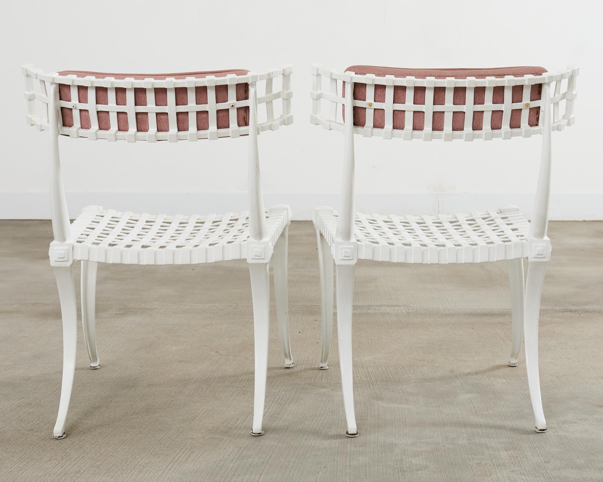 Mesa de comedor de jardín de líneas finas y cuatro sillas Klismos neoclásicas en venta 9